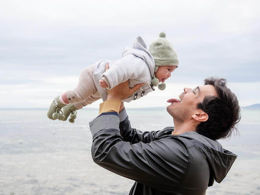 アン・カーティスさんのインスタグラム写真 - (アン・カーティスInstagram)「Each time I see a precious moment between you and our daughter, my heart is filled with so much love.. to the point of it bringing tears to my eyes (as you have seen the past few months 😭) You are such an amazing father to our Dahlia Amélie. From early morning smiles, nappy changes, burping sessions, cheeky monster faces and sarap cuddles - being a father has come so naturally to you. We are so lucky to have you in our lives. And because it is Father’s Day, I’ll finally concede 😋.. our little girl is a little Erwanita. She looks so much like her papa...the cutest little bb girl... I guess lihi is real after all.  Je t'aime Mon amour.  Happy 1st Father’s Day. @erwan」6月21日 9時37分 - annecurtissmith