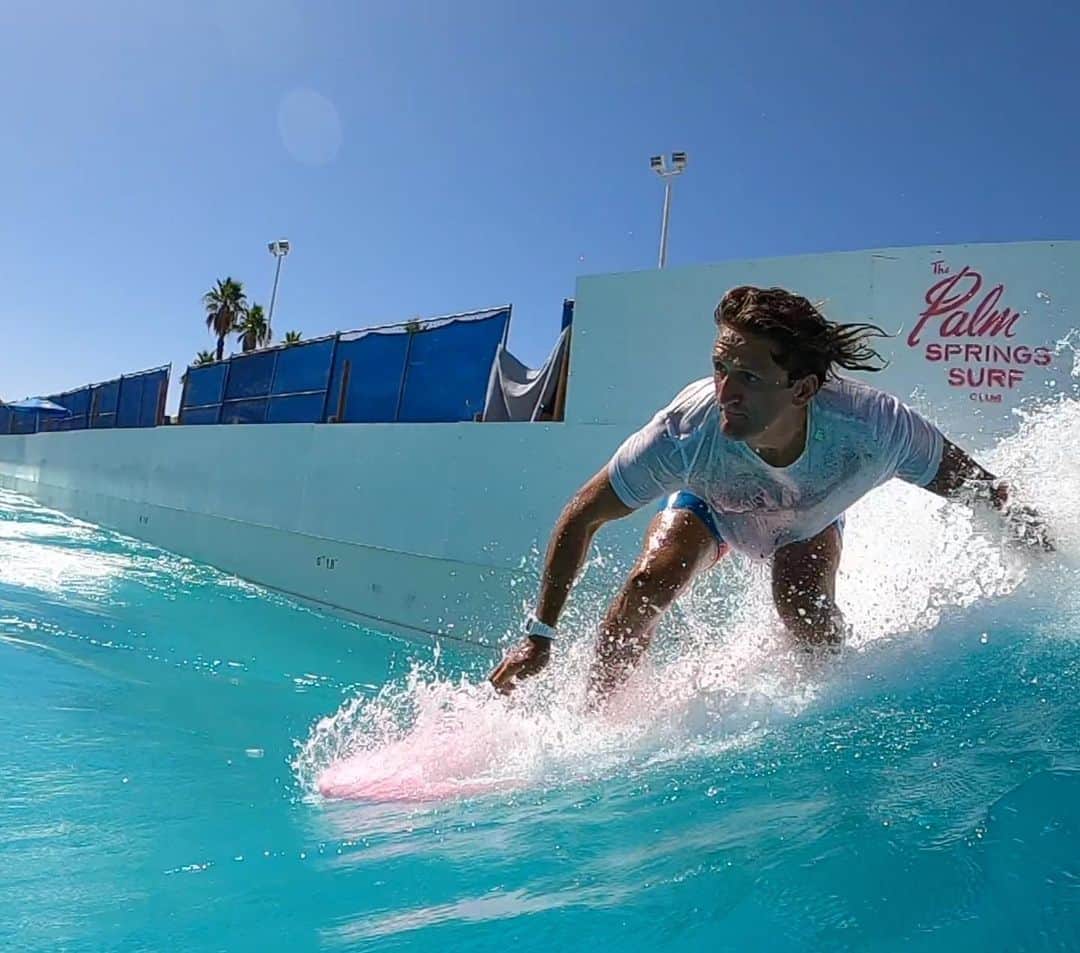 のインスタグラム：「today is international surf day. I’ve always wanted to surf, moving to california got me closer to that ambition and while I am still absolutely terrible at the sport its brought me to interesting places and introduced me to some great people.」