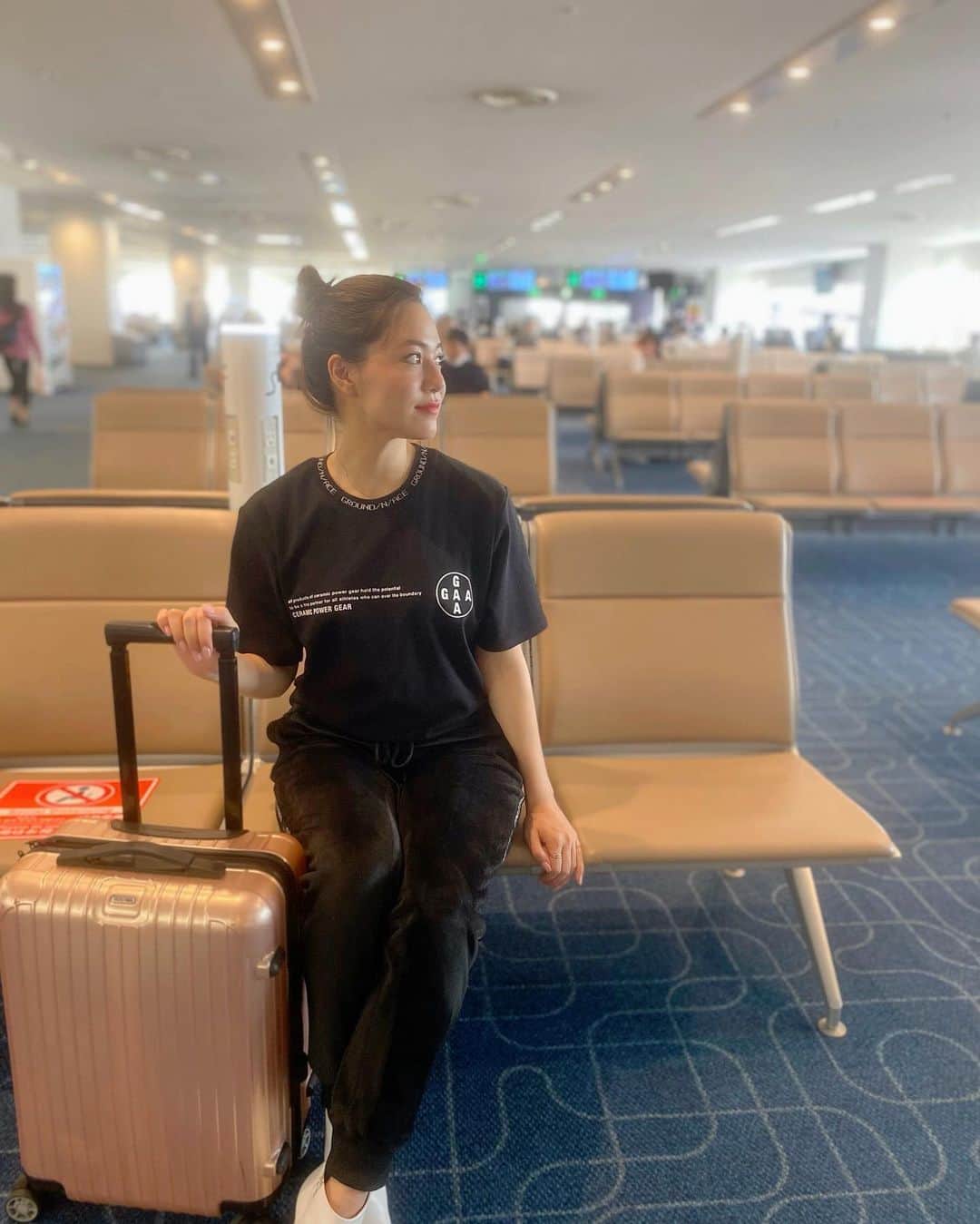 石井里奈さんのインスタグラム写真 - (石井里奈Instagram)「おはよん☀️ . 今週末は撮影で✈️移動✨ 機内コーデはこちら🍑 . tops&pants... @ground_n_ace  shoes... @maisonmargiela  bag... @rimowa . ちょっと新鮮なストリートファッションに挑戦💕テーマは韓国ダンサー✨笑 . このままTWICEのTT踊れそうでしょ？🤫笑 . いつもしないコーデをするとなんか新しい自分が発見できた気がして楽しい💕 ユニセックスなので、たまにはこうゆうメンズライクなファッションも楽しみたいな🥰 . さてさて今日が撮影本番❣️ 頑張ってきます✨✨ . そして今日は父の日ですね✨ いっちゃんいつもありがとう〜🧔 最近髭を伸ばしてるみたい🧔笑 来週ご飯行くのが楽しみです😛 . #ストリートファッション #streetfashion #りなまるコーデ #機内コーデ #機内 #空港 #空港ファッション #空港ラウンジ #空港好き #羽田空港 #twice #bts #bts好きな人と繋がりたい #韓国 #韓国アイドル #韓国ファッション #オルチャンファッション #ダンサー #ダンサーファッション #おだんごヘア #おだんごアレンジ #おだんご #韓国コーデ #オルチャン #オルチャンヘア #オルチャンメイク #韓国好き #旅行好き女子 #父の日 #fathersday」6月21日 9時51分 - ri7tin1025