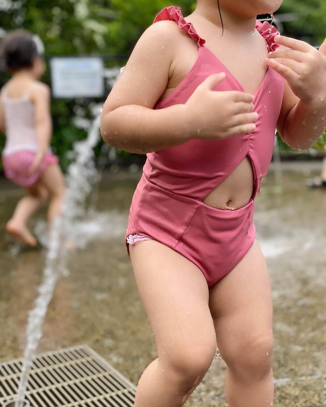 &mのインスタグラム：「せくしーでしょ🥳去年の水着👙がぎりぎり👏🥳 #1y8m」