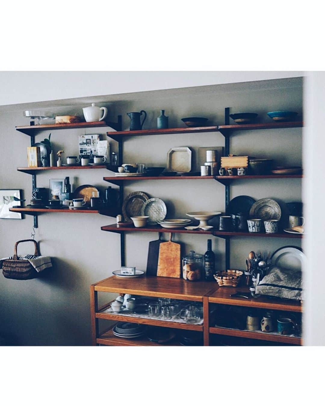 美紀さんのインスタグラム写真 - (美紀Instagram)「MY LIFE  私が日々 心地よく穏やかに暮らせているのは 家族の存在はもちろんだけど 縁あって我が家にやってきた ヴィンテージ家具や器 植物に囲まれて暮らせることが大きい  FIGARO's blog UP ↑ 暮らしのタカラモノ 心を込めてお手入れDAY 綴ってます  よかったら見てね  #miki_life  #miki_home」6月21日 9時55分 - miki_rolleilife
