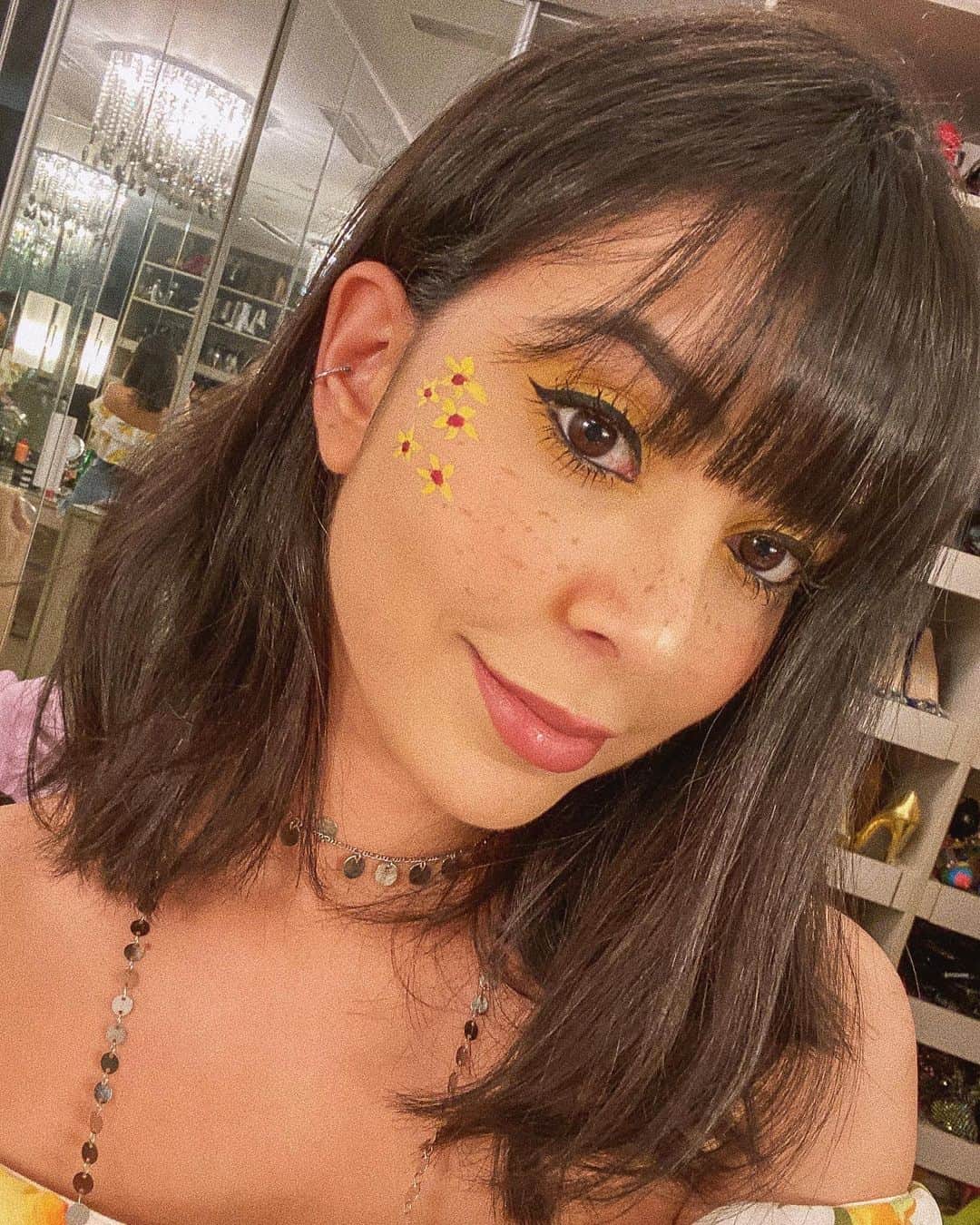 Gabriela Salesのインスタグラム：「Poxa... tô gostando desse negócio de fazer umas makes diferentes nos stories! A de hoje: sardas + florzinha. Curtiram? 🌼🌼💛 -  #makesricademarre」