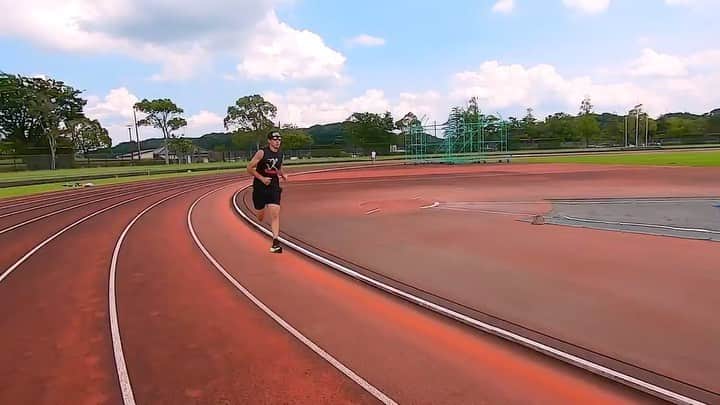 秋本真吾のインスタグラム：「ナイキアルファフライをトラックで1000m2分50秒ペースで。﻿ ﻿ ロードよりも更に跳ねる感じあり。これでマラソン走るとか本当異次元すぎる。前作のネクスト%よりも何段階も脚力とシューズに走りを合わせにいく能力が必要な気がする。﻿ ﻿ 短距離用のスパイクは本当に走りやすいです。前作はアッパーの柔らかさが更にソールを柔らかく感じさせてしまっていたが、今回はソールの硬さとアッパーのアトムニットの相性が抜群ですね。ただアトムニットのフィット感がすごいので0.5cm-1cmUpぐらいがいいのかなと。もう一足買おう。﻿ ﻿ #Alphafly﻿ #nike﻿ #vaporfly﻿ #superflyelite ﻿ #アルファフライ﻿ #スーパーフライエリート #秋本真吾」