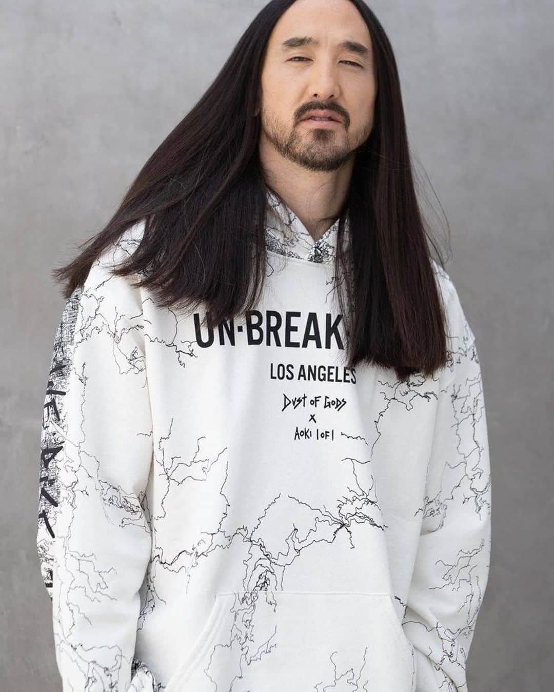 スティーヴ・アオキさんのインスタグラム写真 - (スティーヴ・アオキInstagram)「Excited to announce UNBREAKABLE - Dust of Gods x AOKI1of1 collab! Cop one of these limited hand made hoodies while you can! Proceeds to benefit the Red Cross in their battle against COVID-19! @dustofgods @aoki1of1 @dimmak @dimmakcollection」6月21日 10時00分 - steveaoki