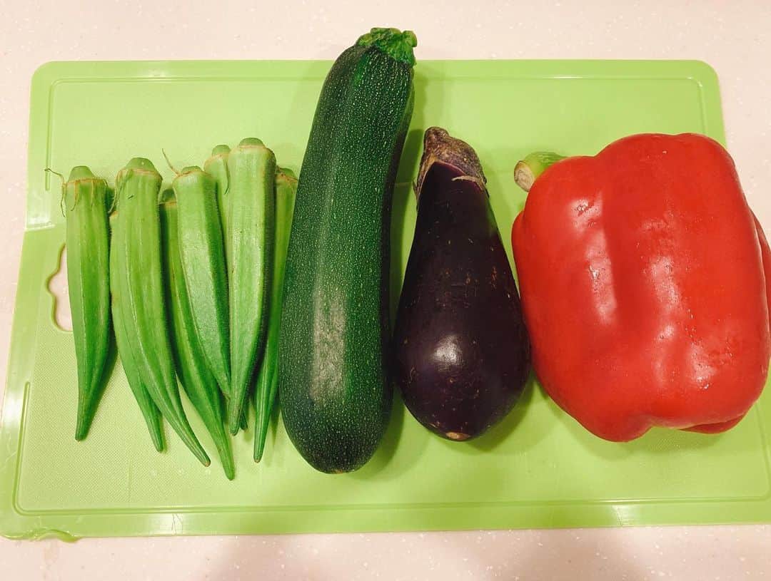 辻沙穂里のインスタグラム：「. 昨日の昼夜ごはん🍆🥒🍅 お昼ごはんのタイミングを逃して お腹ペコペコで作ったら 笑えるほど迫力満点になってしまいました🤣💯 #カレー#夏野菜カレー」