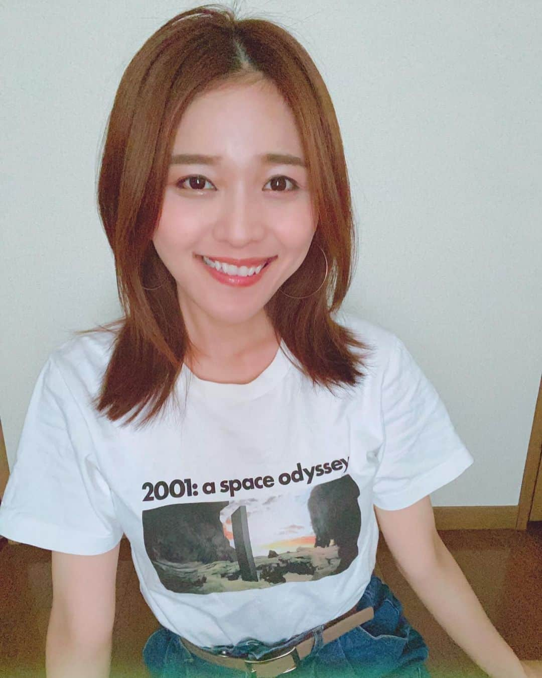 東紗友美さんのインスタグラム写真 - (東紗友美Instagram)「お洋服#2001年宇宙の旅 👕🎥 ユニクロです😊 感謝祭中で、 映画Tもお安くなってますねぇ。 今朝も 朝から👶とたっぷり遊んで、 私ももう眠くなってきました😊 って、まだ10時なのか！笑💦 あれ、 原稿の締め切りな気がする！笑 時間割通りには、なかなかいきません😹 でも今日はすこし涼しいのかな？✨ 今日も頑張りましょー！😊 #2001年宇宙の旅  #映画 #映画好きな人と繋がりたい  #ユニクロ #UNIQLO #デニムコーデ #ママコーデ #ママライフ」6月21日 10時09分 - higashisayumi