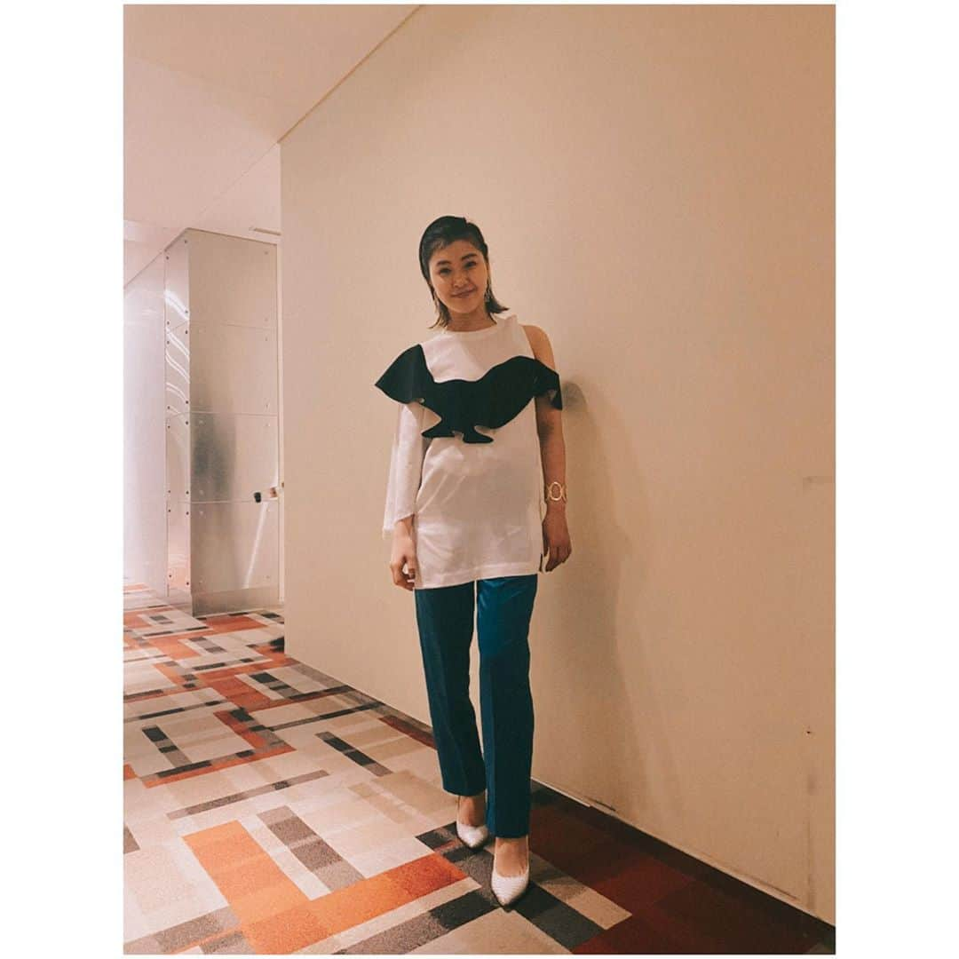 村上佳菜子さんのインスタグラム写真 - (村上佳菜子Instagram)「. . . トップス→@togaarchives  パンツ→@salt_japan_ アクセサリー→@soierie_official . こちらもまだ放送されていないけど とってもカッコ良かった衣装 メレンゲの時のものです☺︎💕 しっかり毎週チェックしてね🤍 . . . @harumi_showroom  @merengue1996  #メレンゲの気持ち #村上佳菜子　#kanakomurakami  #figureskater」6月21日 15時35分 - kanako_m_official