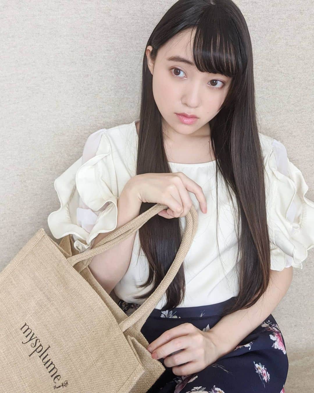 のインスタグラム：「にゃおちゃんのトートバッグ💝 . . fiocco第一弾商品 『陽だまりのワンピース』 予約販売受付中♡ . プロフィールのURLから ぜひチェックしてね🎀 #fiocco  #フィオッコ  #ファッションブランド . . . #相川結 #女優 #モデル #フリーランス #フリーモデル #サロンモデル #サロモ #美容 #メイク #ファッション #撮影 #低身長 #低身長コーデ #おちびコーデ #今日のコーデ #ロングヘア #ナチュラルヘア #ストレートヘア #夏 #夏コーデ #ナチュラルメイク #黒髪ロング #セルフポートレート」