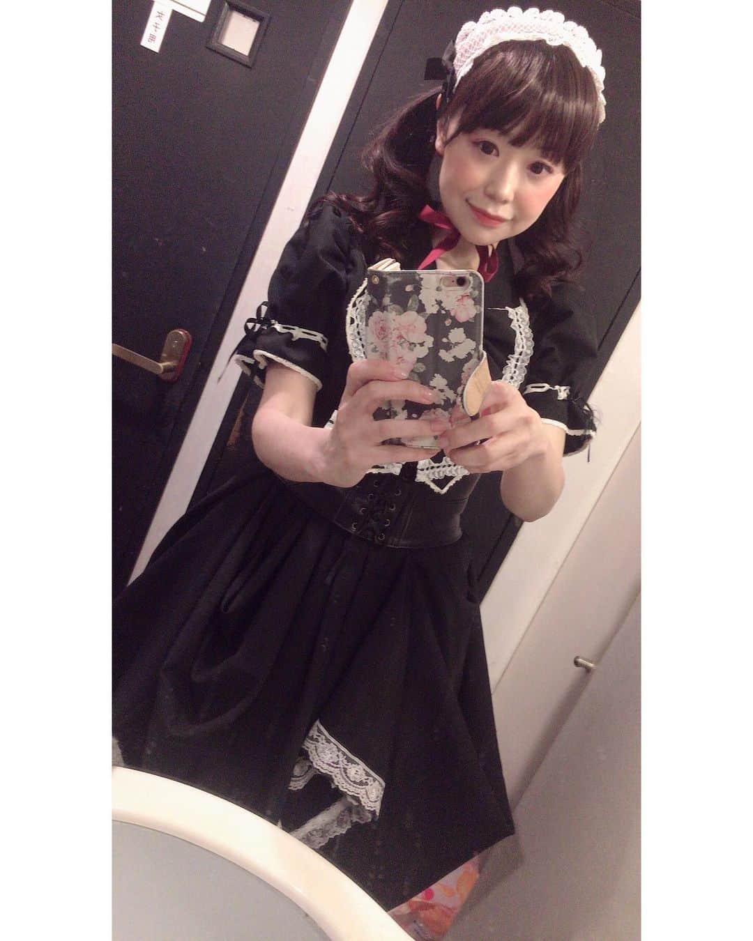 水野愛日のインスタグラム：「早いもので、来週25日に初日を迎える  #ミキシングレディオ2020  沢山笑えて、じーんとくる、素敵な作品になってきているので  安全対策も、最善を尽くしてのぞみますので  ぜひ、観に来て頂けたら嬉しいです！  写真の衣装は、私が今回演じる｢成瀬さん｣のチラシバージョン！！ (ネット通販で売られるブロマイドもこのバージョンです)  でも、見て、わかるひとにはわかる(！！)ある方からの完全借り物でございます！笑  稽古を重ねて、役のイメージも固まったこともあり、 本番の舞台では違うパターンの衣装で登場することになりました！ ｢コメディ作品｣を意識した衣装ではあるけど、意外とあーゆー系の衣装、喜んで下さる方もいるんじゃないかなぁ…  LIVEとか、来てくださる方は特に… 喜んでもらえたら良いなぁ…… 衣装も、楽しみにして頂けたら嬉しいです！  稽古も残りあと一回！！ #劇団6番シード #ミキシングレディオ #演劇 #演劇好きな人と繋がりたい #コメディ作品 #笑ってほしい #舞台衣装 #ロリータ #ロリータファッション」