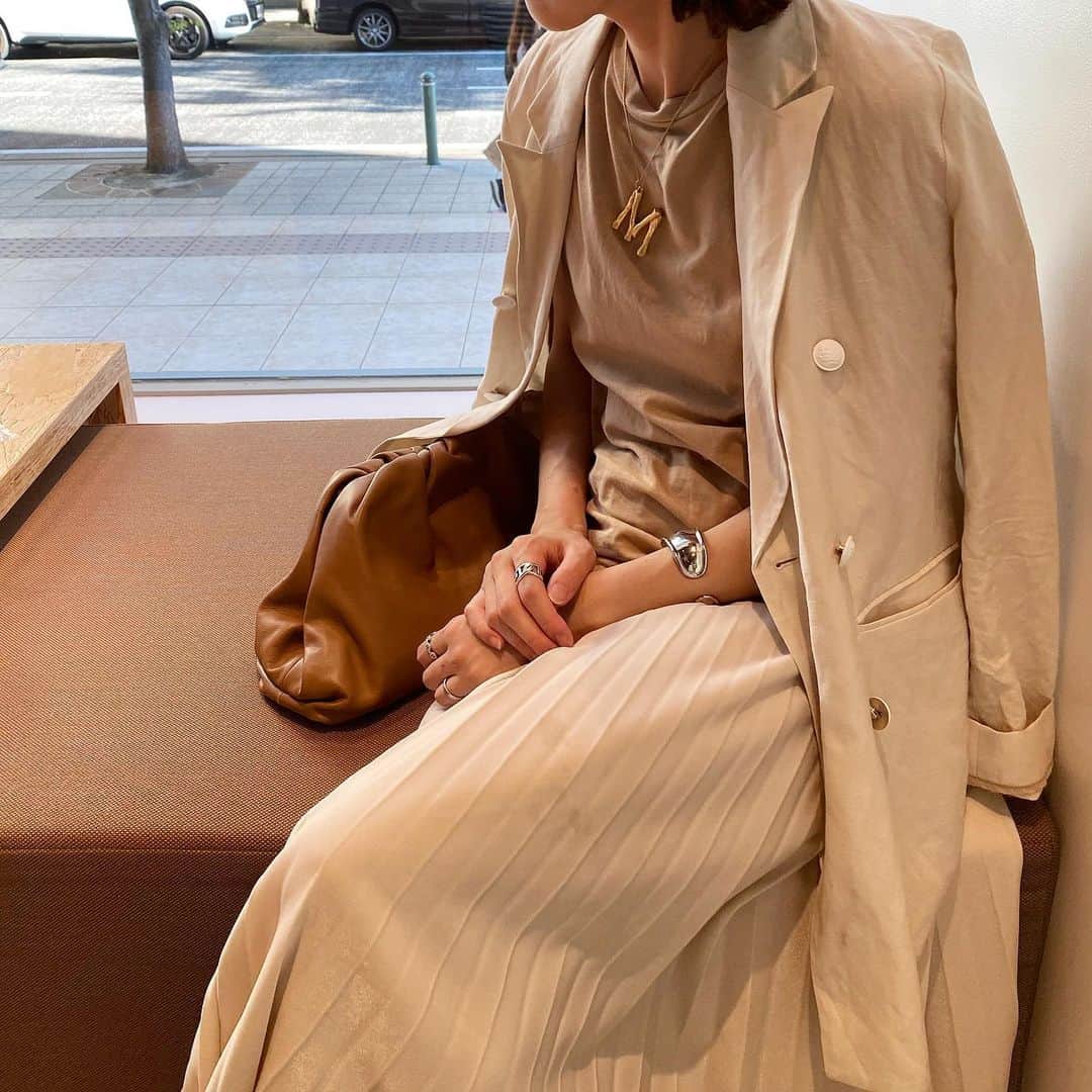 美生のインスタグラム：「Last day.﻿ ﻿ ﻿ 改めまして﻿ @donobanweb POPUP STORE に﻿ お越しいただきました皆様﻿ 本当にありがとうございました🙇‍♂️✨﻿ ﻿ 最終日は素材や、シルエット、ボタンなど﻿ 細部までこだわったリネンジャケットを♡﻿ ﻿ POPUPを通じて﻿ 皆様と楽しい時間を共有できたこと﻿ 心から嬉しく思います。﻿ ﻿ また皆様にお会いできますよう﻿ 日々精進してまいります。﻿ ﻿ POPUP期間中﻿ 家族に支えてもらって﻿ お義母さんの全面サポートの元﻿ 娘はお風呂で背中を洗ってくれて﻿ パパは洗い物してくれて﻿ (朝起きてキッチンで夢かと思った😛)﻿ 自分らしくお仕事させてもらえることに﻿ 感謝の気持ちでいっぱい。﻿ ﻿ この気持ちを大切に﻿ また明日からお仕事に﻿ 家事、育児、プライベート﻿ 楽しみたいと思います✨﻿ ﻿ 本当にありがとうございました🕊﻿ ﻿ ﻿ ﻿ ﻿ ﻿」