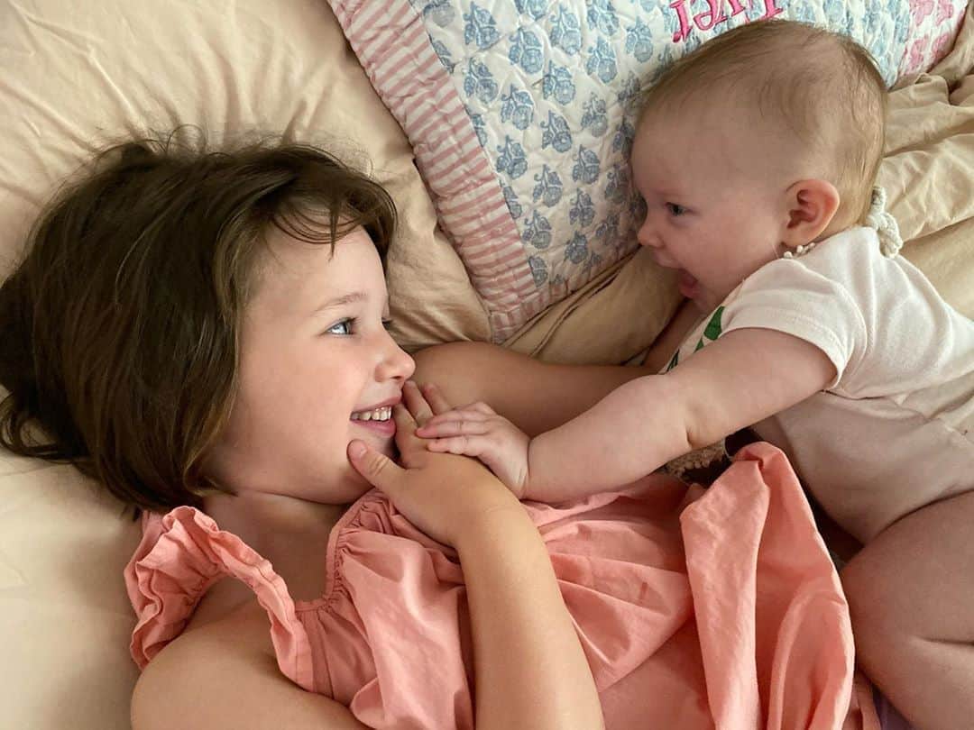 ミラ・ジョヴォヴィッチのインスタグラム：「These two.🥰 Ride or die sisters. Watching Dash playing with Baby Osian is so incredible. She takes such an interest in her little sister, she loves being with her so much. It makes me feel so good to see how close they are and Osian just BEAMS when Dashiel comes in the room. So proud of my middle girl! #sisters #dashieledan #osianelliot」