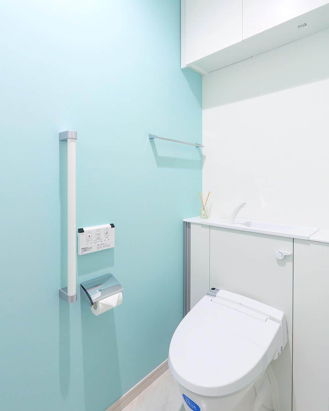 デザオ建設さんのインスタグラム写真 - (デザオ建設Instagram)「.﻿ ＼Enjoy Stay Home🏠／﻿ 〜オウチノコトカンガエル〜﻿ .﻿ 今日もおトイレのアクセントクロスについてお伝えいたします💁🏻‍♀️﻿ ﻿ ティファニーブルーの壁紙💠﻿ トーンの明るいブルーのアクセントクロスは﻿ フレッシュで爽快なトイレになります☘️﻿ ティファニーブルーと呼ばれる綺麗なミントブルーは青空を連想させ、トイレの独特の閉寒感を軽減してくれます👌﻿ ﻿ ダークグレイの壁紙🐾﻿ 色の中で明度の低いダークグレイのアクセントクロスは洗練された雰囲気ですが﻿ お部屋の環境によっては暗さが気になります🤔﻿ 証明を点灯して短時間でトイレを使用するのならダークカラーをドラマチックな演出として大胆に取り入れるのもいいですね🐾💓﻿ ﻿ オンライン相談会もしております💻﻿ ご自宅から、家づくりのお悩みをご相談いただけます🙌﻿ @dezao_kensetsu リンクURLよりお気軽にお申し込みください🍀﻿ .﻿ .﻿ .﻿ #注文住宅 #マイホーム #インテリア #新築 #リフォーム #リノベーション #家 #住宅 #interior #house #工務店 #マイホーム計画 #home #家づくり #施工事例 #一戸建て #myhome #デザオ建設 #京都の注文住宅 #こだわりポイント #設計 #おうち時間 #stayhome #アクセントクロス#第二弾 #アクセントクロスグレー #アクセントクロスブルー」6月21日 10時24分 - dezao_kensetsu
