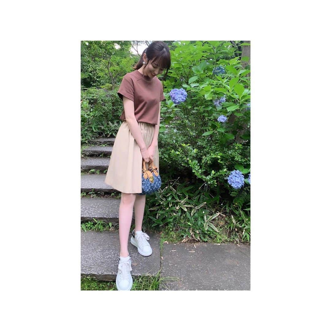 石田佳蓮のインスタグラム：「🤎 みんなで茶色コーデ🐥🍫 父と母いつも色合わせてるから 私も小さい頃みたいに 合わせてみた💕  #オータムカラー  #紫陽花 #ファッション #梅雨」