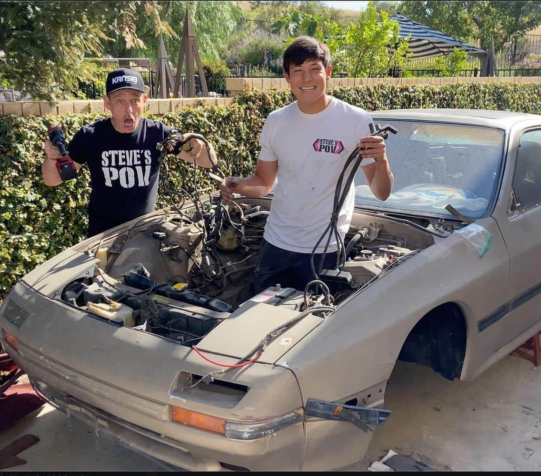 スティーブのインスタグラム：「The Kid and I like to really get into our work! Literally !! Stripping down the engine bay in our RX-7 didn’t sound like something that was going to be too hard to do... that was until the most painful thing I ever experienced happened to me!  Watch today’s video to find out what happened!! RX-7のエンジンルームを丸裸にしながら思わぬハプニングがあったよ。。苦笑！頭文字D サバンナRX-7 親子DIYプロジェクトが続きます！本日の新作動画をチェックしてね #rx7fc #rx7 #rotary」