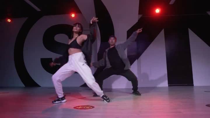 エマリン・エストラーダのインスタグラム：「I know she’s a little rough but DAMN it feels good to dance again. Thank you @jhocson_ for getting me back into it w this vibe. And @thestudionorth 🙏 swipe to see the progress (and tiredness) remember when I used to sing and be in 6 inch heels while doing this?! 😅  Song ‘movin’ @kianalede」