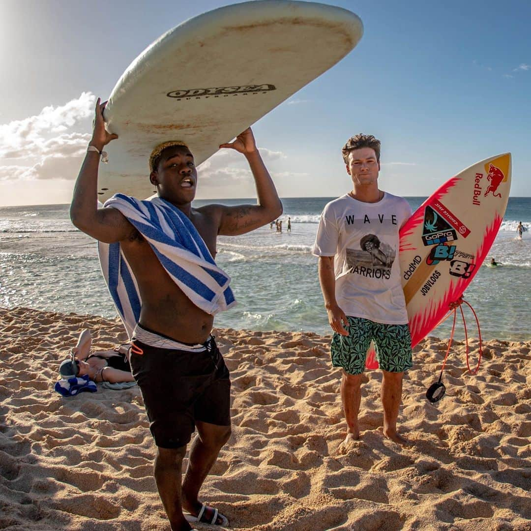 アレックス・ソルジェンテさんのインスタグラム写真 - (アレックス・ソルジェンテInstagram)「Happy #internationalsurfingday, one of my favorite things to do is surf with da bros!! 🤙🏼❤️🖤🏄🏼‍♂️」6月21日 10時43分 - alexsorgente