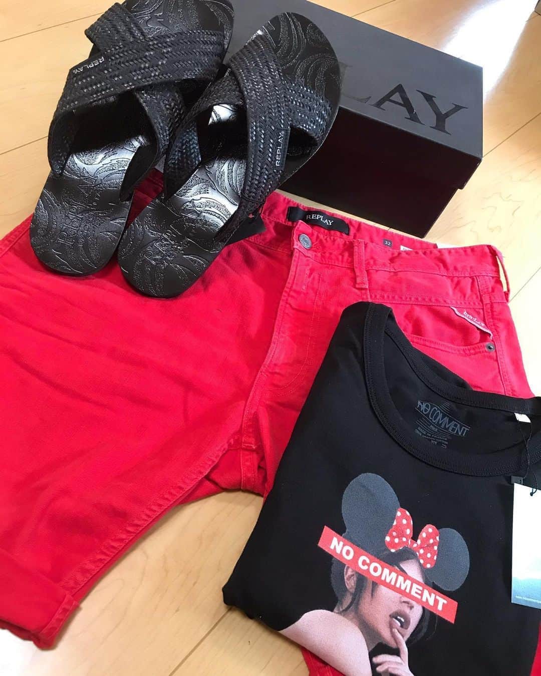 渡部太基のインスタグラム：「. HEATZ 様から🆕アイテム🎁🤩 REPLAYのサンダルに真っ赤なショーツ🥰 ノーコメントのTシャツ⭐️ いつもありがとうございます🙏😊 .  #heatz #replay #サンダル #nocommentparis #tシャツ  #fashion #heatz_style  ーーーーーーーーーーーーーーーー http://www.heatz.jp/ Checkしてね🤙 @heatz_official」