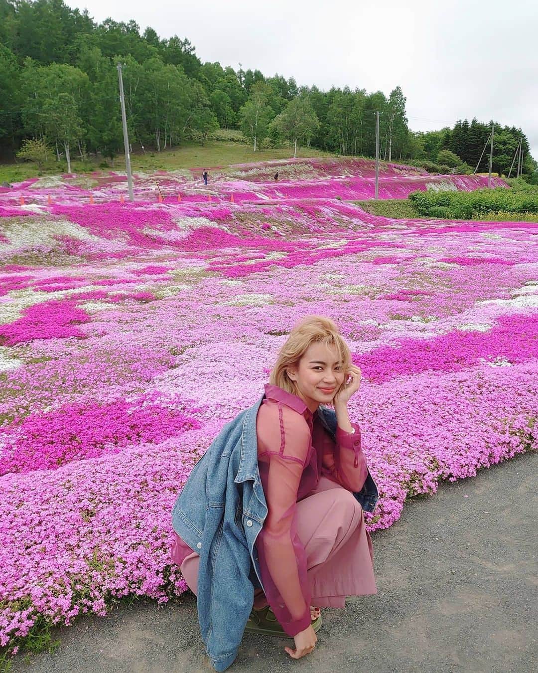 平アスカさんのインスタグラム写真 - (平アスカInstagram)「【pinkコーデ】 気分で全身ピンクコーデしたら ピンクの奇麗なお花とマッチした！💓 気分あがるぅ〜🥰🥰 #コーデはタグ付けてるよ #ootd」6月21日 10時51分 - asucataira
