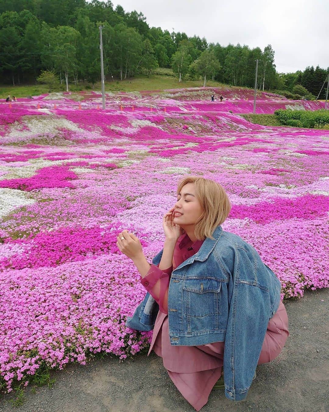 平アスカさんのインスタグラム写真 - (平アスカInstagram)「【pinkコーデ】 気分で全身ピンクコーデしたら ピンクの奇麗なお花とマッチした！💓 気分あがるぅ〜🥰🥰 #コーデはタグ付けてるよ #ootd」6月21日 10時51分 - asucataira
