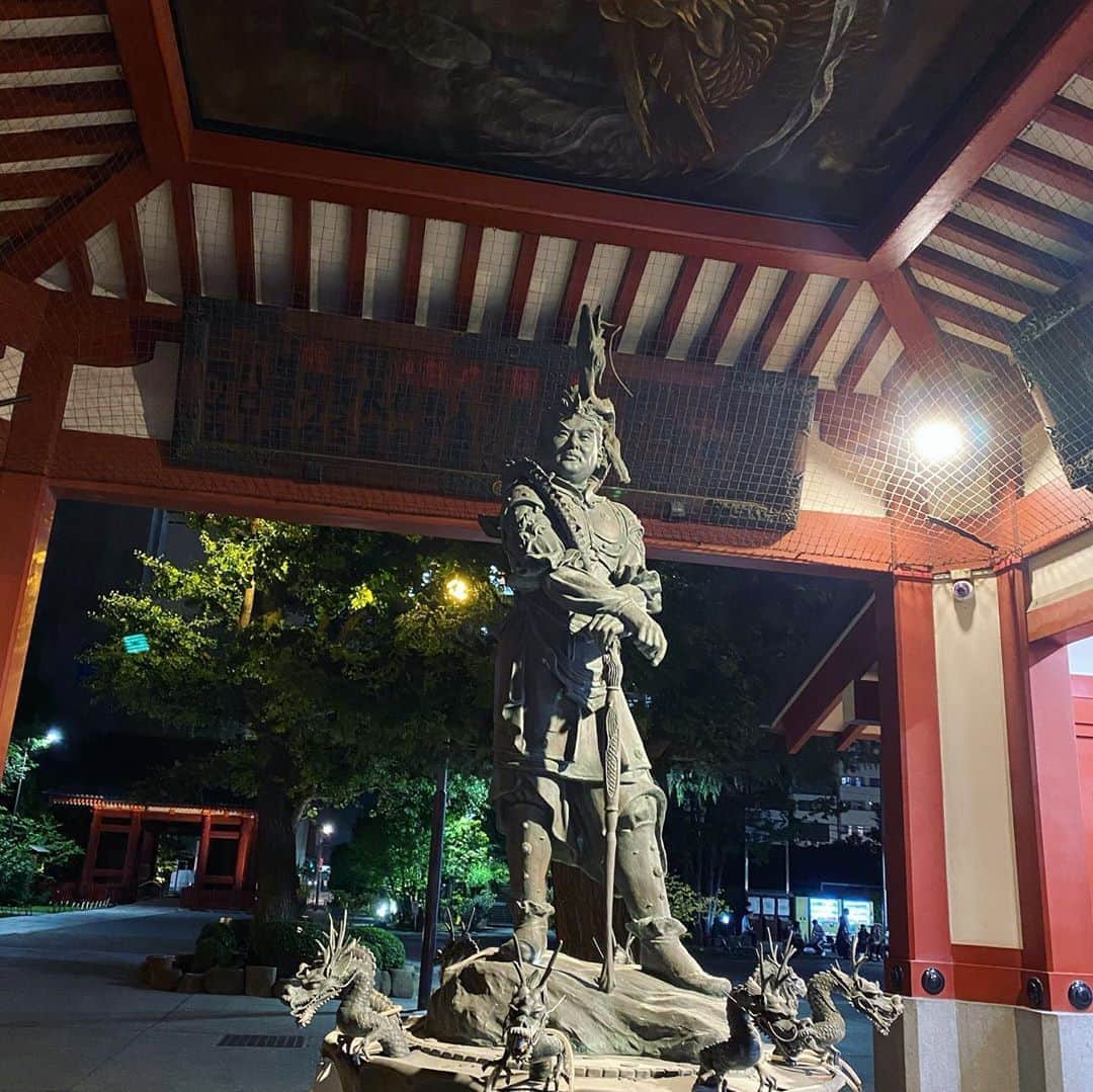 望月理恵さんのインスタグラム写真 - (望月理恵Instagram)「久々に友人と浅草に ご飯を食べに行きました！ やっぱり楽しいですね。 大好きな友人たちとの 美味しい食事。 幸せと何度言ったことか、、 雷門から浅草寺を抜けて行ったのですが、美しすぎて写真を たくさん撮りました！ 行きと帰りの写真です。 #浅草#浅草寺 #おニューな提灯 #令和2年4月吉日 #たくさん人がいました #興伸おいもやさん  で大学芋を買うのを忘れました #2枚目の写真は暗いのですが、 ほんのり雲の隙間から見えるソーダ色が好き」6月21日 10時52分 - mochiee28