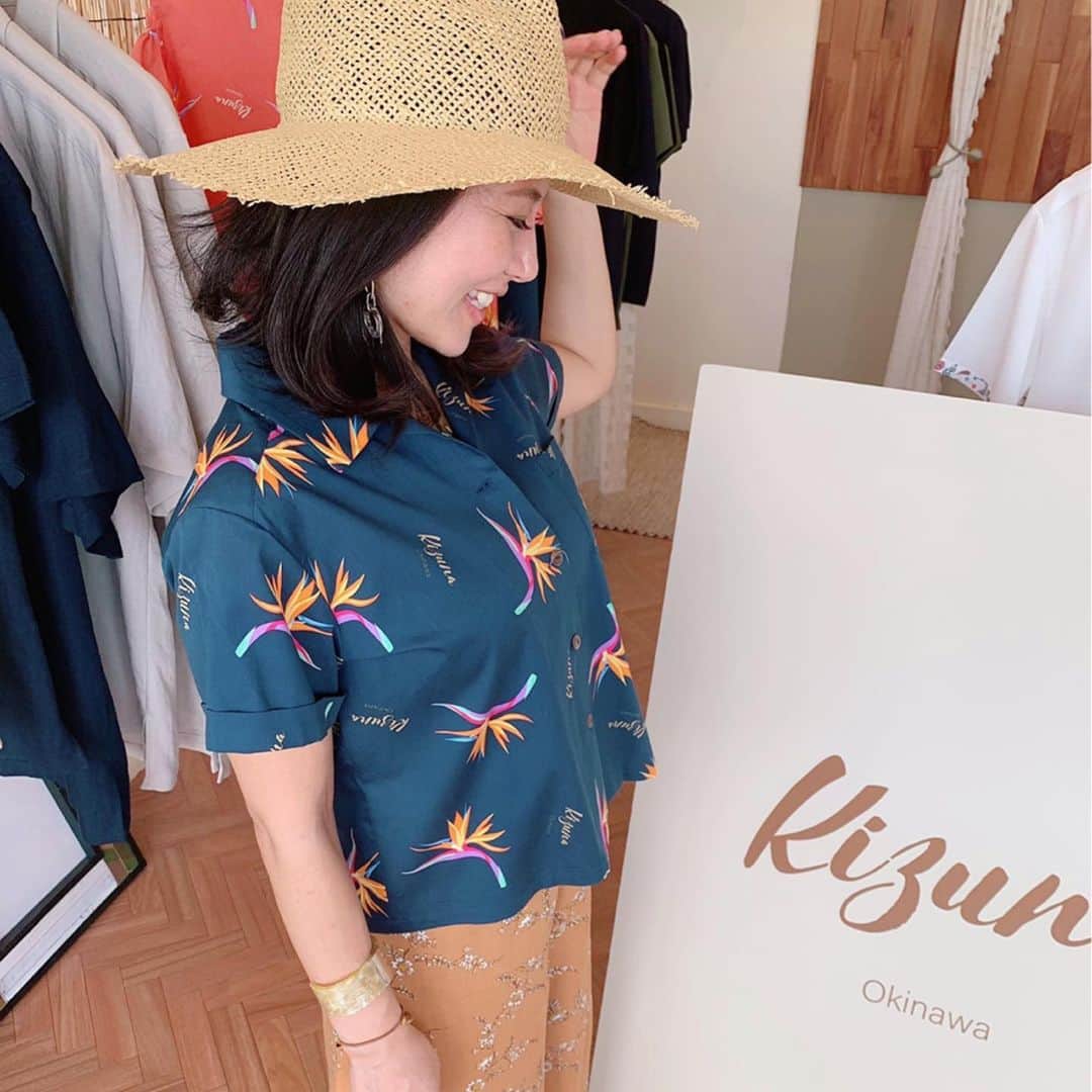 長嶺菜菜子のインスタグラム：「﻿ 沖縄は真夏だよ〜🌺🌞🌈﻿ ﻿ ﻿ という事で、プレゼントにかりゆしウェアを求めてキズナへ🧡﻿ @kizuna_okinawa ﻿ ﻿ ここ、何がオススメって﻿ 人とかぶらないかりゆしがGetできるのよ😚﻿ ﻿ ﻿ セミオーダーで﻿ 1着税抜き¥15.800。﻿ 店頭でもwebでもオーダーできるっぽい✨﻿ ﻿ ﻿ お手頃な金額で誰ともかぶらないかりゆしウェアが作れる❗️﻿ ﻿ 公務員や銀行員、保険営業の人に人気なんだと✨﻿ ﻿ ﻿ ﻿ プレゼントにも喜ばれる🎁☺️﻿ ﻿ ﻿ そして、アロハシャツも可愛いわけよ☺️﻿ 私が着てるのがストレリチアのネイビー💙﻿ サーモンピンクもめっちゃいい色🧡﻿ ﻿ ﻿ 子供用もあって、お揃で来たら絶対可愛はず〜﻿ ﻿ ﻿ お店は今は土曜日のみオープン🌺﻿ 気になった人はインスタには色んな柄のかりゆしあるからチェックしてみて👈☺️﻿ ﻿ @kizuna_okinawa ﻿ ----------------﻿ Kizuna shop﻿ 沖縄県宜野湾市大謝名３−４−２﻿ TEL  098-975-5001﻿ OPEN  Sat  11:00-19:00﻿ ﻿」
