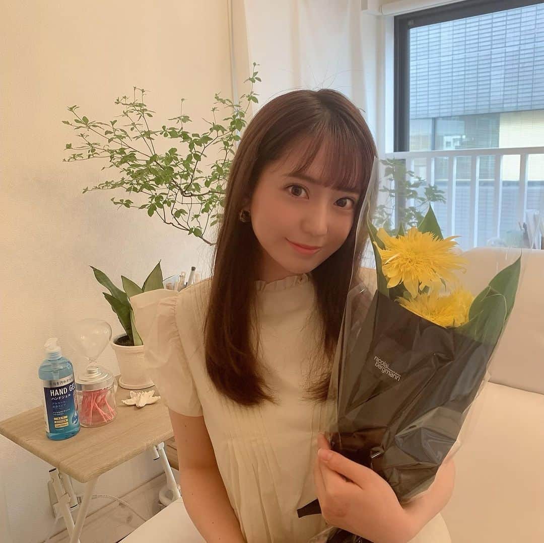 堀尾実咲のインスタグラム：「@eyelash_mari の元に久しぶりに行ってまつげパーマして頂きました🐰❤︎ ・ ・ そしたらなんと！ お誕生日プレゼントのお花を 頂いてしまいました🤭💐 なんて素敵な方なんだ🥺💛 ありがとうございます✨ ・ ・ 優しいお姉ちゃんみたいなマリさん☺️ 今後ともよろしくお願いします💓  ちなみにマツパとてもおすすめ👀♥️ サロンは表参道です☺️ ・ ・  #まつげパーマ #マツパ #マツエク #アイラッシュサロン #美容 #メンテナンス #表参道 #南青山」