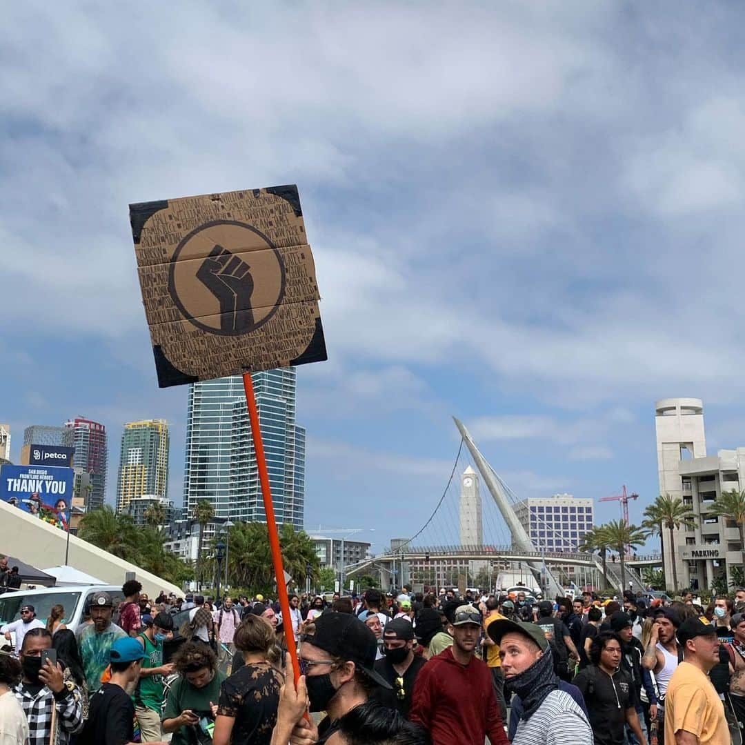トム・シャーのインスタグラム：「The protest went great today! I’m not sure if I’ve ever seen this many skateboarders in one place, I don’t understand why people can’t just come together... like this. Fuck Racism #blacklivesmatter @rollingforrightssd」