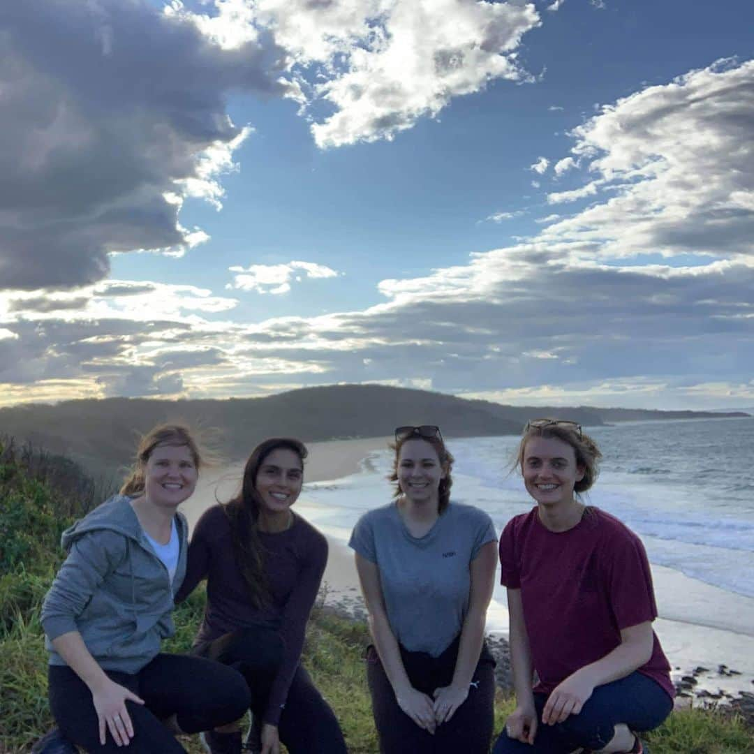 Angeline BLACKBURNのインスタグラム：「Weekends like this 👌🌊 @claireybear1991 @minnniemooo @annacopley1 #southcoast #moruya  #weekends #holidays #seaside」