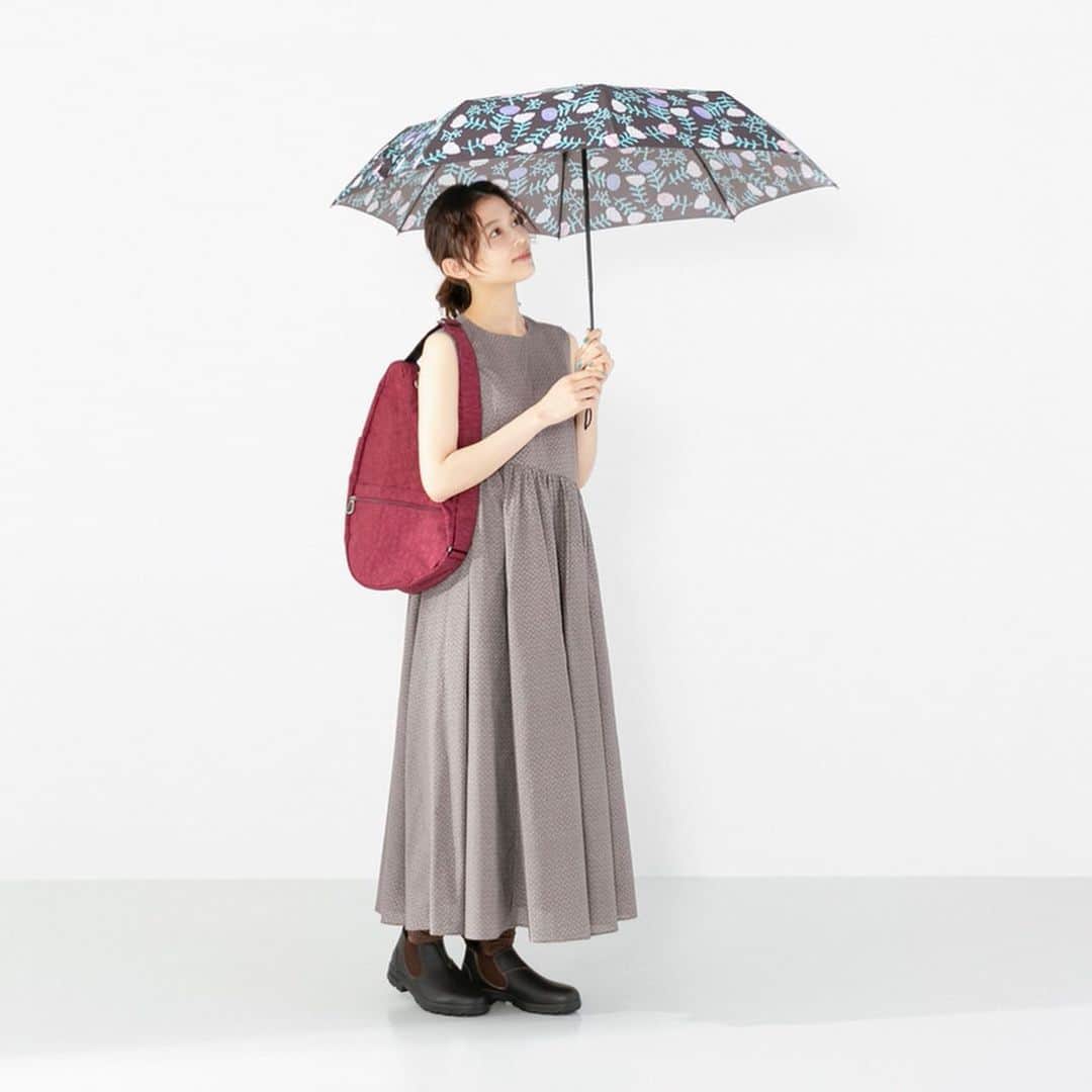 ナチュランさんのインスタグラム写真 - (ナチュランInstagram)「急な雨空でも安心！とっておきグッズでつくる【 雨の日コーデ 】﻿ ﻿ 不安定な梅雨の時期は何を着ようか悩んでしまうもの。﻿ そんな憂鬱な日は、ふだんも使えて雨にも対応できる優秀小物がサクッと解決！﻿ 模様が楽しい折りたたみ傘や撥水素材のバッグやシューズなど、数ある中からバイヤーが選んだ、とっておきグッズでつくる雨の日のおすすめコーディネートをご紹介します。﻿ ﻿ ﻿ -----------﻿ ■free fly bird　折りたたみ傘　55cm［MKU-2G40-0382-A］﻿ ■撥水ソフトレザー　よこながショルダー［TRD-2G42-0892-A］﻿ ■撥水ソフトレザースリッポン［TRD-2K23-1541-C］﻿ 鳥が飛んでいく軌跡に舞う羽根や空気の粒をミニマルにデザインした折り畳み傘。爽やかな配色で、パッと晴れやかな印象に。﻿ 撥水加工を施したレザーを使用することで急な雨でも安心のレザーサコッシュ。無駄を削ぎ落したスリムなデザインながら、長財布や折りたたみ傘も入ってしまう、見た目以上の収納力です。﻿ 水滴をはじく撥水加工レザーで天気を気にせず合わせられる、上品に光り輝くシルバーカラーのソフトレザーのスリッポン。ミニマルなデザインとすっきりとしたシルエットが大人の足元をセンスよく彩ります。﻿ ﻿ ﻿ -----------﻿ ■バンブーハンドル折りたたみ傘　オニオン［ACD-2G40-1362-A］﻿ ■撥水ソフトレザー　軽量トートバッグ　L　バイカラー［TRD-2G42-0893-A］﻿ ■Professional Oiled Pull Up［DAK-2K39-1004-A］﻿ シックな装いを引き立てる、玉ねぎ模様が斬新な折りたたみ傘。ひと回り大きいサイズで濡れにくく、バンブー素材の持ち手が大人っぽいアクセントに。晴雨兼用なので夏のお出かけのお供にぴったりです。﻿ 着こなしのアクセントにもなる、オフホワイト×シルバーの爽やかなバイカラーの軽くて丈夫なトートバッグ。撥水加工のソフトレザーは水をはじく分汚れも付きにくく、雨で濡れてしまってもサッと拭くだけで元通り。たっぷりとマチが付いているのでサブバッグとして使っても◎です。﻿ トラディショナルな雰囲気が漂う、コンフォートシューズ。撥水性に優れたオイルレザーで急な雨の日も安心です。﻿ ﻿ ﻿ -----------﻿ ■バンブーハンドル折りたたみ傘　フラワー［ACD-2G40-1364-A］﻿ ■テクスチャーナイロン Sサイズ［FTL-2G16-1264-S］﻿ ■サイドゴア［SED-2K29-0528-B］﻿ レトロな花柄の折りたたみ傘は、便利な晴雨兼用タイプ。﻿ フィグ＝いちじくの奥深いシックな色合いとテクスチャーナイロンのマーブルがかった模様が女性らしい雰囲気のショルダーバッグ。お家で丸洗いができるので、きれいな状態をキープしつつ、急な雨の日でも気にせず使えて安心です。﻿ スリッポン感覚でラフに履けるサイドゴアブーツのローカットモデル。オイルレザーのほか、ソールにアッパーを結合させるインジェクション製法により足元から水が染みにくいのが特徴。通気性のよいインナーソールで蒸れにくく、季節を問わず気軽に合わせていただけます。﻿ ﻿ ﻿ ﻿ ﻿ ------------------------------﻿ ▶️お買いものは写真内のタグをタップしてくださいね。またはプロフィールからもナチュランへリンクしています。→@natulan_official﻿ ﻿ ▶️写真内のタグは、販売中でも消えている場合がございます。ぜひ、ナチュランの検索窓から、注文番号又は商品名を、検索してみてくださいね。﻿ ﻿ ▶️プロフィール画面では、季節のおすすめ商品や、再入荷情報をご紹介しています。ぜひ、ご覧くださいませ。→@natulan_official﻿ ﻿ ----------- #lifewear #fashion #今日のコーデ #コーディネート #ファッション #ナチュラル #ナチュラン #natulan #日々の暮らし #暮らしを楽しむ #シンプルライフ #シンプルコーデ #大人女子 #大人コーデ #ナチュラルコーデ #雨の日コーデ #折りたたみ傘 #晴雨兼用傘 #撥水バッグ #サコッシュ #レザーサコッシュ #トートバッグ #レザースリッポン #コンフォートシューズ #サイドゴアブーツ #TRAD #dansko #healthybackbag #Blundstone #natulan_official @rie__miyamoto__ @307.gunns」6月21日 11時20分 - natulan_official