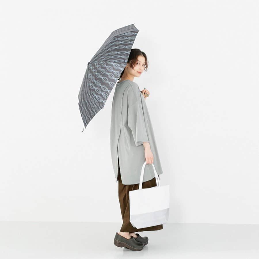 ナチュランさんのインスタグラム写真 - (ナチュランInstagram)「急な雨空でも安心！とっておきグッズでつくる【 雨の日コーデ 】﻿ ﻿ 不安定な梅雨の時期は何を着ようか悩んでしまうもの。﻿ そんな憂鬱な日は、ふだんも使えて雨にも対応できる優秀小物がサクッと解決！﻿ 模様が楽しい折りたたみ傘や撥水素材のバッグやシューズなど、数ある中からバイヤーが選んだ、とっておきグッズでつくる雨の日のおすすめコーディネートをご紹介します。﻿ ﻿ ﻿ -----------﻿ ■free fly bird　折りたたみ傘　55cm［MKU-2G40-0382-A］﻿ ■撥水ソフトレザー　よこながショルダー［TRD-2G42-0892-A］﻿ ■撥水ソフトレザースリッポン［TRD-2K23-1541-C］﻿ 鳥が飛んでいく軌跡に舞う羽根や空気の粒をミニマルにデザインした折り畳み傘。爽やかな配色で、パッと晴れやかな印象に。﻿ 撥水加工を施したレザーを使用することで急な雨でも安心のレザーサコッシュ。無駄を削ぎ落したスリムなデザインながら、長財布や折りたたみ傘も入ってしまう、見た目以上の収納力です。﻿ 水滴をはじく撥水加工レザーで天気を気にせず合わせられる、上品に光り輝くシルバーカラーのソフトレザーのスリッポン。ミニマルなデザインとすっきりとしたシルエットが大人の足元をセンスよく彩ります。﻿ ﻿ ﻿ -----------﻿ ■バンブーハンドル折りたたみ傘　オニオン［ACD-2G40-1362-A］﻿ ■撥水ソフトレザー　軽量トートバッグ　L　バイカラー［TRD-2G42-0893-A］﻿ ■Professional Oiled Pull Up［DAK-2K39-1004-A］﻿ シックな装いを引き立てる、玉ねぎ模様が斬新な折りたたみ傘。ひと回り大きいサイズで濡れにくく、バンブー素材の持ち手が大人っぽいアクセントに。晴雨兼用なので夏のお出かけのお供にぴったりです。﻿ 着こなしのアクセントにもなる、オフホワイト×シルバーの爽やかなバイカラーの軽くて丈夫なトートバッグ。撥水加工のソフトレザーは水をはじく分汚れも付きにくく、雨で濡れてしまってもサッと拭くだけで元通り。たっぷりとマチが付いているのでサブバッグとして使っても◎です。﻿ トラディショナルな雰囲気が漂う、コンフォートシューズ。撥水性に優れたオイルレザーで急な雨の日も安心です。﻿ ﻿ ﻿ -----------﻿ ■バンブーハンドル折りたたみ傘　フラワー［ACD-2G40-1364-A］﻿ ■テクスチャーナイロン Sサイズ［FTL-2G16-1264-S］﻿ ■サイドゴア［SED-2K29-0528-B］﻿ レトロな花柄の折りたたみ傘は、便利な晴雨兼用タイプ。﻿ フィグ＝いちじくの奥深いシックな色合いとテクスチャーナイロンのマーブルがかった模様が女性らしい雰囲気のショルダーバッグ。お家で丸洗いができるので、きれいな状態をキープしつつ、急な雨の日でも気にせず使えて安心です。﻿ スリッポン感覚でラフに履けるサイドゴアブーツのローカットモデル。オイルレザーのほか、ソールにアッパーを結合させるインジェクション製法により足元から水が染みにくいのが特徴。通気性のよいインナーソールで蒸れにくく、季節を問わず気軽に合わせていただけます。﻿ ﻿ ﻿ ﻿ ﻿ ------------------------------﻿ ▶️お買いものは写真内のタグをタップしてくださいね。またはプロフィールからもナチュランへリンクしています。→@natulan_official﻿ ﻿ ▶️写真内のタグは、販売中でも消えている場合がございます。ぜひ、ナチュランの検索窓から、注文番号又は商品名を、検索してみてくださいね。﻿ ﻿ ▶️プロフィール画面では、季節のおすすめ商品や、再入荷情報をご紹介しています。ぜひ、ご覧くださいませ。→@natulan_official﻿ ﻿ ----------- #lifewear #fashion #今日のコーデ #コーディネート #ファッション #ナチュラル #ナチュラン #natulan #日々の暮らし #暮らしを楽しむ #シンプルライフ #シンプルコーデ #大人女子 #大人コーデ #ナチュラルコーデ #雨の日コーデ #折りたたみ傘 #晴雨兼用傘 #撥水バッグ #サコッシュ #レザーサコッシュ #トートバッグ #レザースリッポン #コンフォートシューズ #サイドゴアブーツ #TRAD #dansko #healthybackbag #Blundstone #natulan_official @rie__miyamoto__ @307.gunns」6月21日 11時20分 - natulan_official