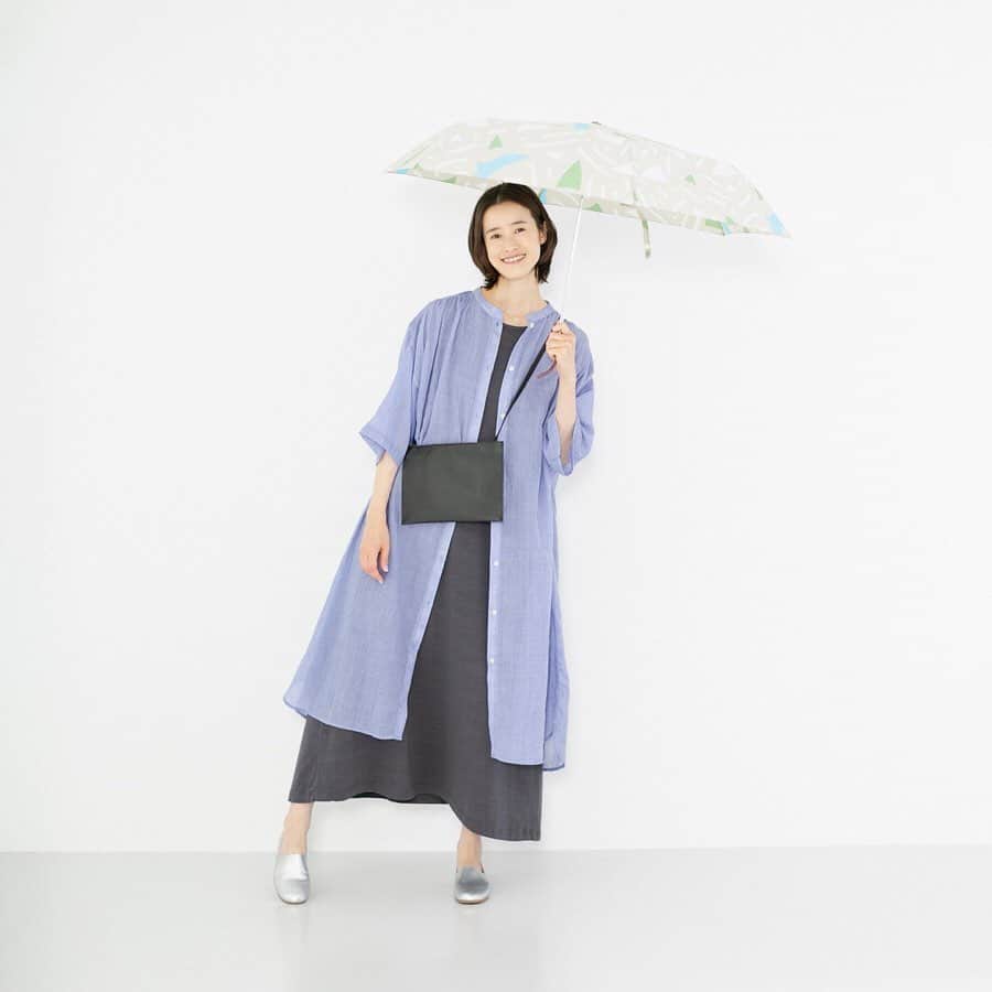 ナチュランさんのインスタグラム写真 - (ナチュランInstagram)「急な雨空でも安心！とっておきグッズでつくる【 雨の日コーデ 】﻿ ﻿ 不安定な梅雨の時期は何を着ようか悩んでしまうもの。﻿ そんな憂鬱な日は、ふだんも使えて雨にも対応できる優秀小物がサクッと解決！﻿ 模様が楽しい折りたたみ傘や撥水素材のバッグやシューズなど、数ある中からバイヤーが選んだ、とっておきグッズでつくる雨の日のおすすめコーディネートをご紹介します。﻿ ﻿ ﻿ -----------﻿ ■free fly bird　折りたたみ傘　55cm［MKU-2G40-0382-A］﻿ ■撥水ソフトレザー　よこながショルダー［TRD-2G42-0892-A］﻿ ■撥水ソフトレザースリッポン［TRD-2K23-1541-C］﻿ 鳥が飛んでいく軌跡に舞う羽根や空気の粒をミニマルにデザインした折り畳み傘。爽やかな配色で、パッと晴れやかな印象に。﻿ 撥水加工を施したレザーを使用することで急な雨でも安心のレザーサコッシュ。無駄を削ぎ落したスリムなデザインながら、長財布や折りたたみ傘も入ってしまう、見た目以上の収納力です。﻿ 水滴をはじく撥水加工レザーで天気を気にせず合わせられる、上品に光り輝くシルバーカラーのソフトレザーのスリッポン。ミニマルなデザインとすっきりとしたシルエットが大人の足元をセンスよく彩ります。﻿ ﻿ ﻿ -----------﻿ ■バンブーハンドル折りたたみ傘　オニオン［ACD-2G40-1362-A］﻿ ■撥水ソフトレザー　軽量トートバッグ　L　バイカラー［TRD-2G42-0893-A］﻿ ■Professional Oiled Pull Up［DAK-2K39-1004-A］﻿ シックな装いを引き立てる、玉ねぎ模様が斬新な折りたたみ傘。ひと回り大きいサイズで濡れにくく、バンブー素材の持ち手が大人っぽいアクセントに。晴雨兼用なので夏のお出かけのお供にぴったりです。﻿ 着こなしのアクセントにもなる、オフホワイト×シルバーの爽やかなバイカラーの軽くて丈夫なトートバッグ。撥水加工のソフトレザーは水をはじく分汚れも付きにくく、雨で濡れてしまってもサッと拭くだけで元通り。たっぷりとマチが付いているのでサブバッグとして使っても◎です。﻿ トラディショナルな雰囲気が漂う、コンフォートシューズ。撥水性に優れたオイルレザーで急な雨の日も安心です。﻿ ﻿ ﻿ -----------﻿ ■バンブーハンドル折りたたみ傘　フラワー［ACD-2G40-1364-A］﻿ ■テクスチャーナイロン Sサイズ［FTL-2G16-1264-S］﻿ ■サイドゴア［SED-2K29-0528-B］﻿ レトロな花柄の折りたたみ傘は、便利な晴雨兼用タイプ。﻿ フィグ＝いちじくの奥深いシックな色合いとテクスチャーナイロンのマーブルがかった模様が女性らしい雰囲気のショルダーバッグ。お家で丸洗いができるので、きれいな状態をキープしつつ、急な雨の日でも気にせず使えて安心です。﻿ スリッポン感覚でラフに履けるサイドゴアブーツのローカットモデル。オイルレザーのほか、ソールにアッパーを結合させるインジェクション製法により足元から水が染みにくいのが特徴。通気性のよいインナーソールで蒸れにくく、季節を問わず気軽に合わせていただけます。﻿ ﻿ ﻿ ﻿ ﻿ ------------------------------﻿ ▶️お買いものは写真内のタグをタップしてくださいね。またはプロフィールからもナチュランへリンクしています。→@natulan_official﻿ ﻿ ▶️写真内のタグは、販売中でも消えている場合がございます。ぜひ、ナチュランの検索窓から、注文番号又は商品名を、検索してみてくださいね。﻿ ﻿ ▶️プロフィール画面では、季節のおすすめ商品や、再入荷情報をご紹介しています。ぜひ、ご覧くださいませ。→@natulan_official﻿ ﻿ ----------- #lifewear #fashion #今日のコーデ #コーディネート #ファッション #ナチュラル #ナチュラン #natulan #日々の暮らし #暮らしを楽しむ #シンプルライフ #シンプルコーデ #大人女子 #大人コーデ #ナチュラルコーデ #雨の日コーデ #折りたたみ傘 #晴雨兼用傘 #撥水バッグ #サコッシュ #レザーサコッシュ #トートバッグ #レザースリッポン #コンフォートシューズ #サイドゴアブーツ #TRAD #dansko #healthybackbag #Blundstone #natulan_official @rie__miyamoto__ @307.gunns」6月21日 11時20分 - natulan_official