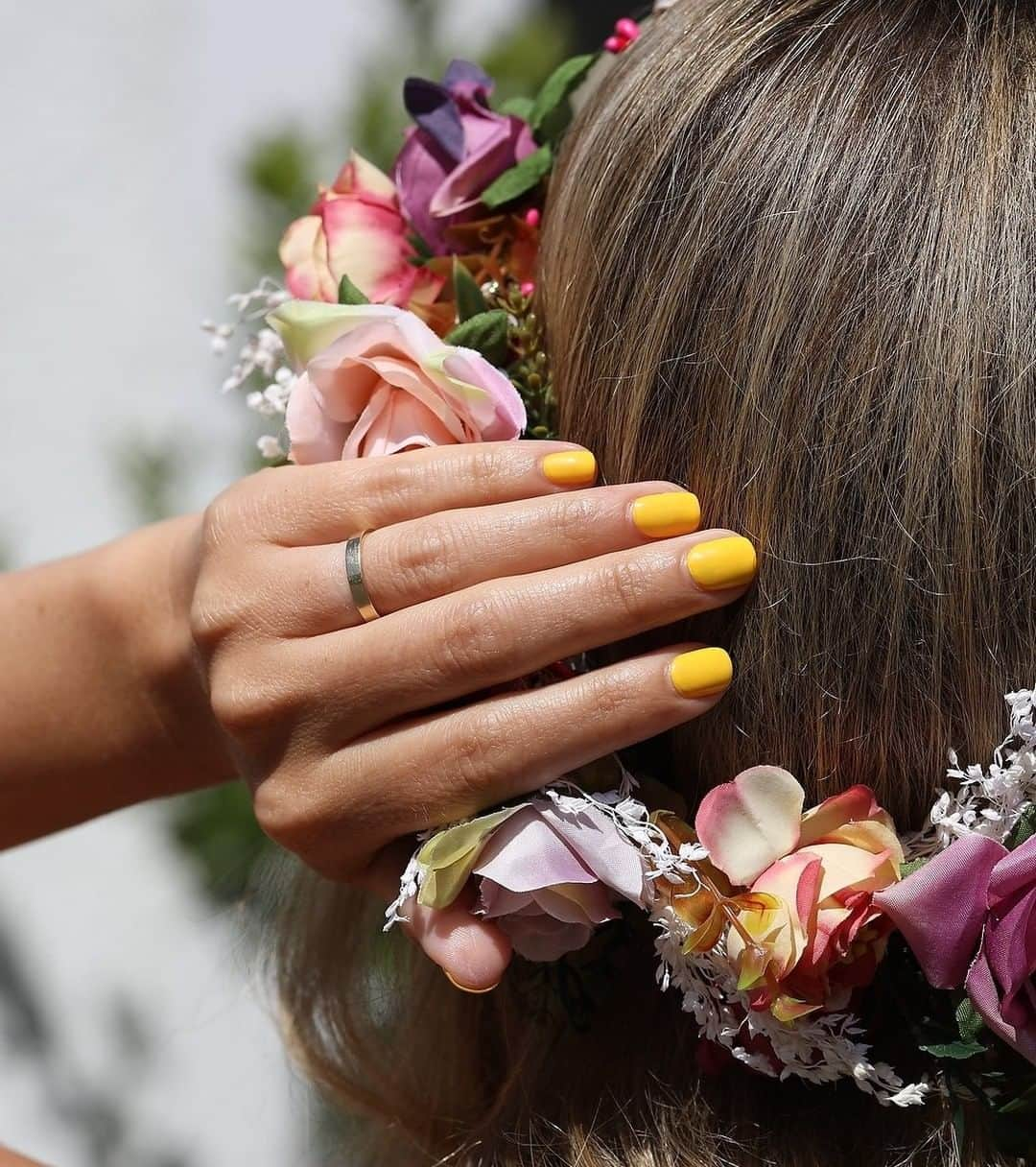 OPIさんのインスタグラム写真 - (OPIInstagram)「Summer is officially here 🌞 Take us away to #wanderlust days and warm sun rays.  Shade: #ExoticBirdsDoNotTweet  #SummerSolstice #FirstDayofSummer #YellowNails #Yellow #Summer」6月21日 11時31分 - opi