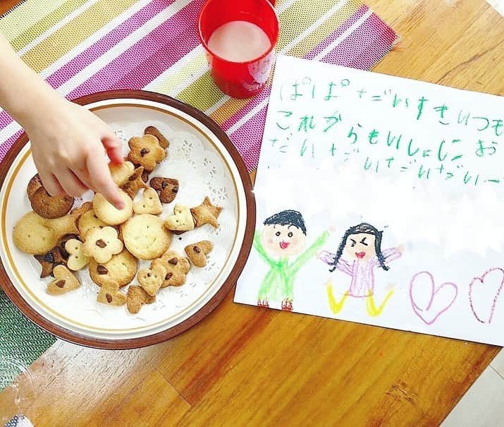 三倉佳奈さんのインスタグラム写真 - (三倉佳奈Instagram)「今日は父の日。 朝こっそり起き出して子供たちとクッキー作り。 「作ったよ！プレゼント！食べてー！」と言いつつ、案の定ほとんど主役は食べられずでしたが。笑  全国のお父さん、いつもお疲れ様です🎁  素敵な日曜日を🍀  #happyfathersday」6月21日 11時38分 - kana_mikura0223