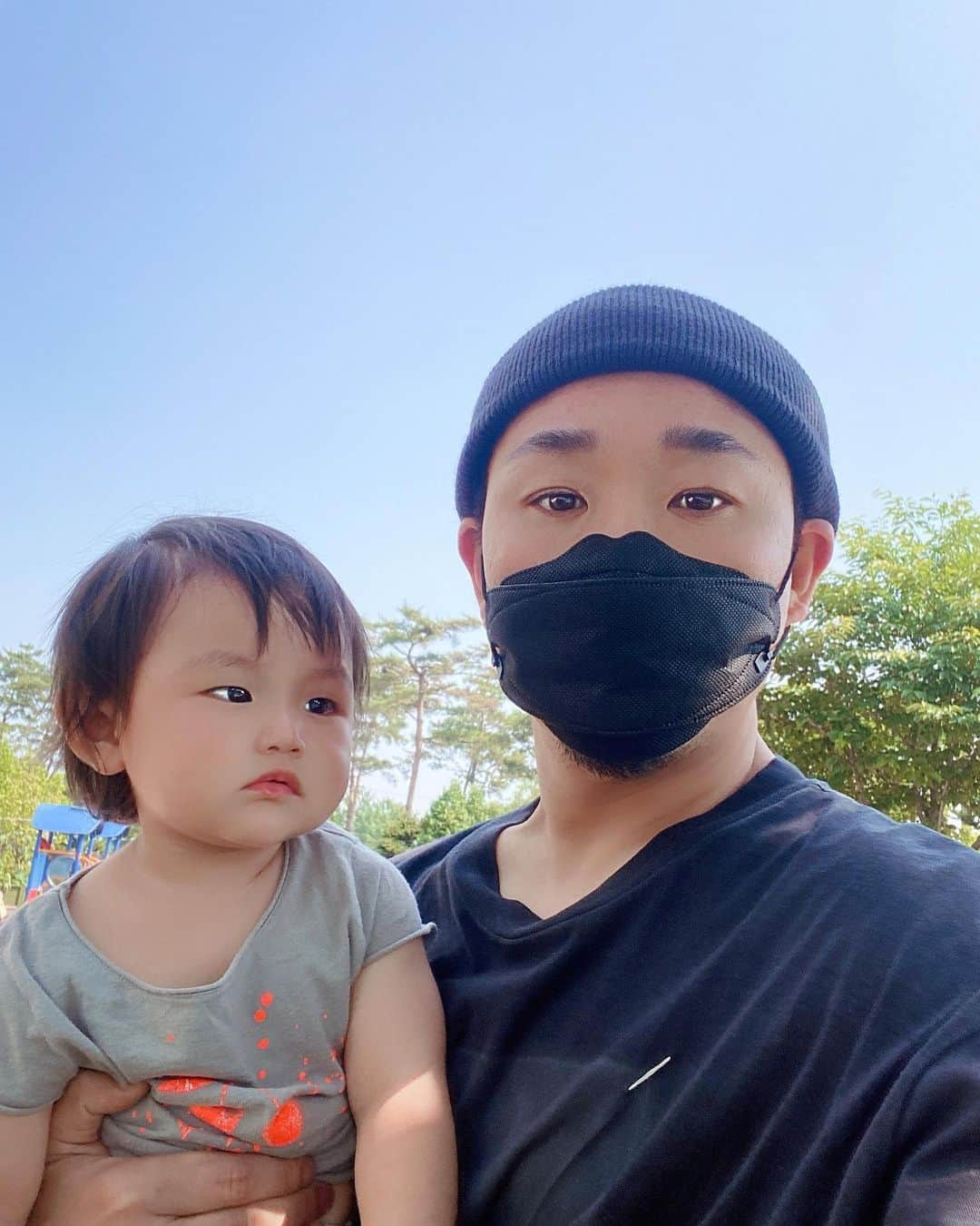 イ・ヒョンドのインスタグラム：「The love of my life #일요산책 #sundayafternoon #happyfathersday」