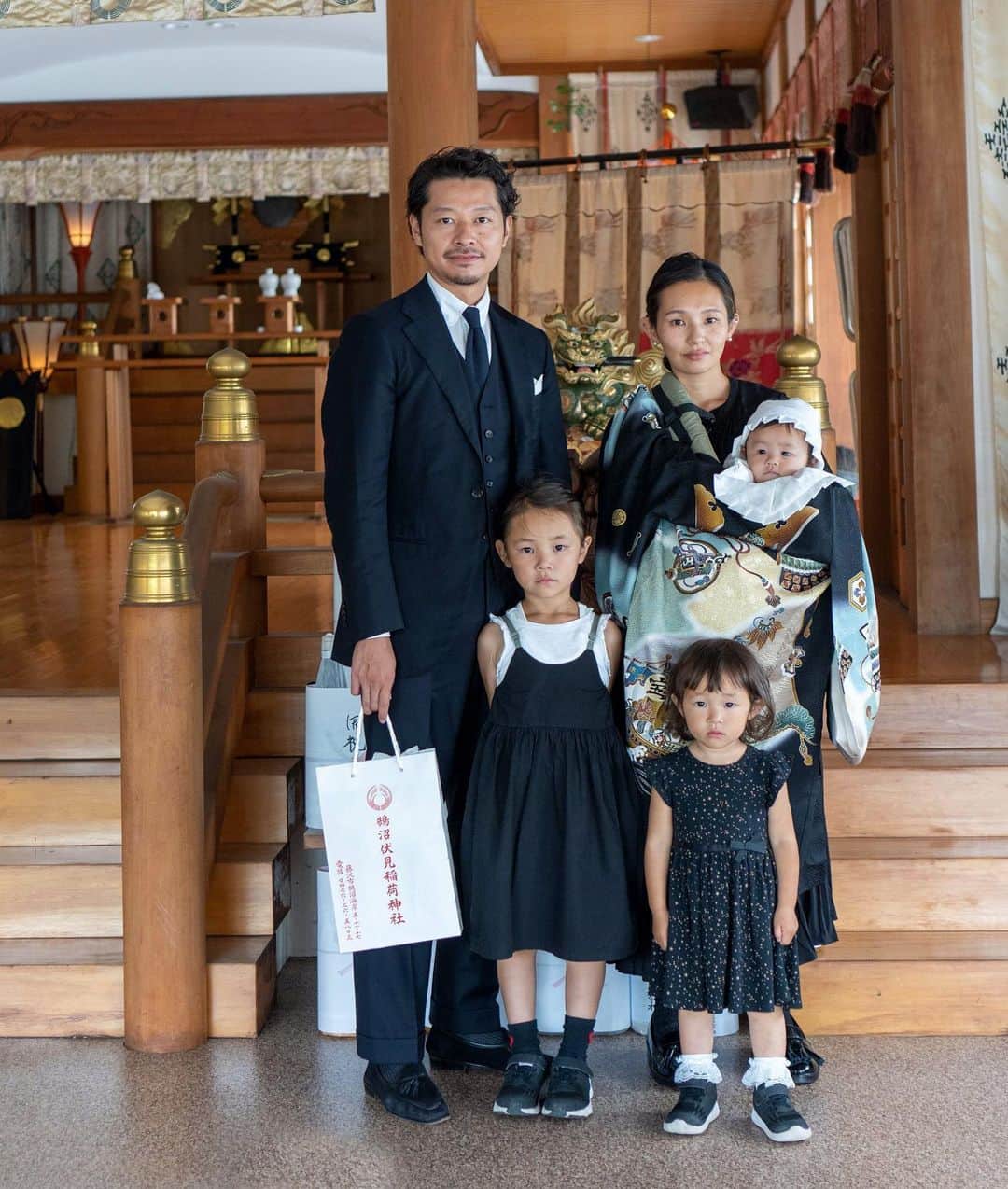 高田朋佳のインスタグラム：「Pray for the health of our baby at a shrine... ———————————————————————— #お宮参り #takadachannel #youtuber #onlyone #newcolonialstyle #jetset #singapore #luxuryresort #colonyclothing #singaporelife #singaporestyle  #lifestyle #fashion #mensfashions #dapper #igfashion #sprezzatura」