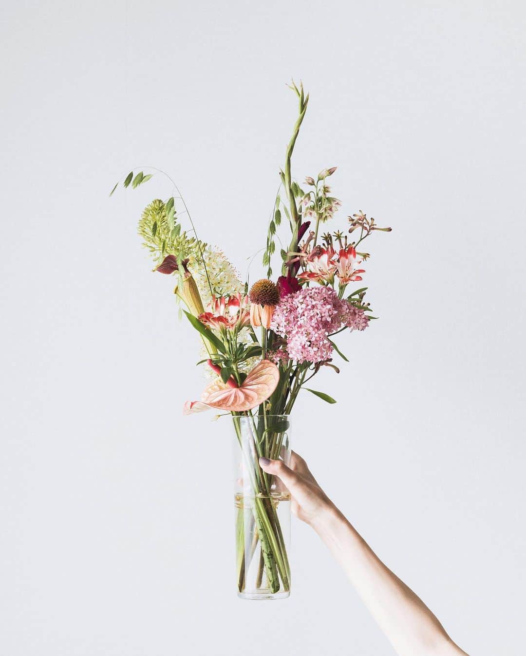 市川渚さんのインスタグラム写真 - (市川渚Instagram)「This week's flowers from @chiemiwakai_duft ﻿ ﻿ 今週のお花はひさびさにduftさんにお願いしました。お花の種類、長さ、色、カタチ……素人には絶対思い浮かばない組み合わせで、毎回ハッとさせられる。しおれてしまうお花が出てきたら、束を崩して、色んな花びんに分けて生けていくとまたかわゆいのです。素敵な花器がほしくなる。﻿」6月21日 11時49分 - nagiko