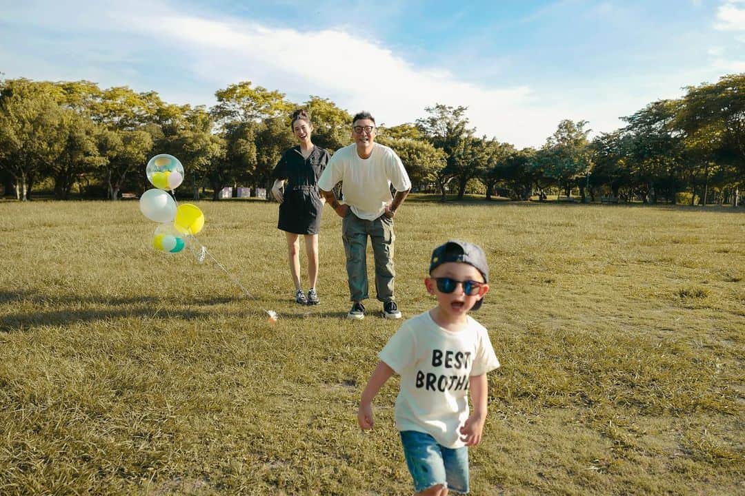 のインスタグラム：「這是我最好的父親節禮物~ 👨🏻＋👩🏻＋👦🏻＋👶🏻=❤️」