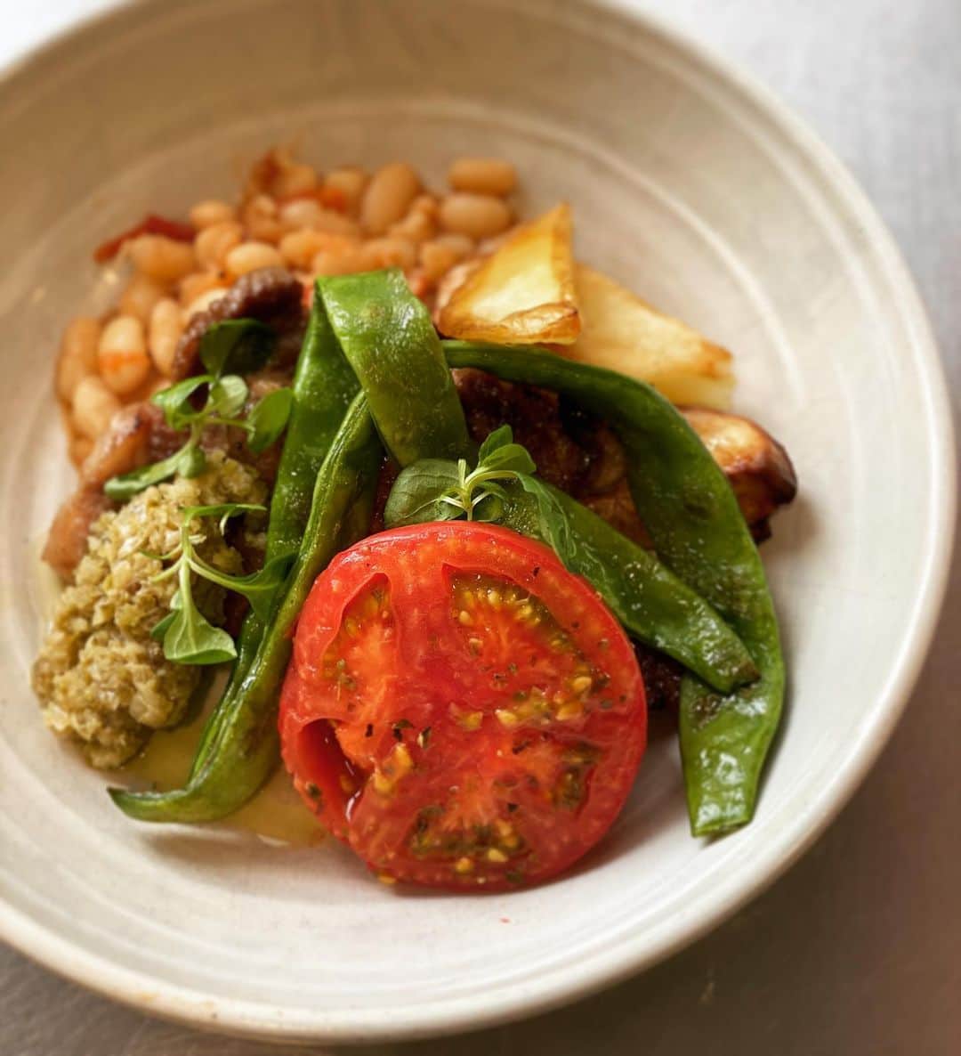 のインスタグラム：「Sauteed Pork with Vagetable/Bread ポークソテー　季節野菜添え/カンパーニュ  宮城県産三元豚をカリッとソテーして、 自家製のソースと旬の野菜をローストして添えました🥰  お肉もお野菜もしっかり召し上がっていただけるバランスのとれたお料理です✨  ソースや季節野菜は日によって変更がある場合もございますので、ぜひスタッフまでお尋ね下さい😊 ＊当店Uber Eatsやっております！  #rosebakeryginza #ローズベーカリー銀座 #ポークソテー#銀座ランチ#テイクアウトランチ#ウーバーイーツ#ubereat」