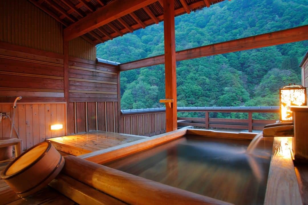 Relux | リラックスさんのインスタグラム写真 - (Relux | リラックスInstagram)「【渓谷の絶景とともに滞在できる純和風旅館】 . 📍延楽 / 富山県  日本有数の透明度を誇る宇奈月温泉の湯。  その湯を楽しむ樹齢四百年の檜風呂は、宮大工である匠の手で造られました。 額縁にみたてた檜の枠からみえる峡谷と湯鏡に写る景色が、最も美しくみえるよう表現されています。  季節ごとに表情を変える峡谷を眺めながら、和の空間を存分に愉しみましょう。 . @unazukionsen_enraku . #延楽 #富山県 #富山旅行 #北陸旅行 #富山観光 #宇奈月温泉 #源泉掛け流し #黒部 #宇奈月 #旅行気分  #国内旅行 #週末旅 #週末旅行 #大人の休日 #記念日旅行 #誕生日旅行 #温泉旅行 #旅館 #温泉旅館 #ホテル #ラグジュアリーホテル #リゾート #リゾートホテル #旅スタグラム #旅行好きな人と繋がりたい #unknownjapan #japantravelphoto」6月21日 12時00分 - relux_jp