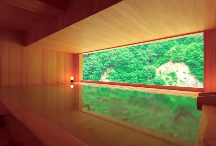 Relux | リラックスさんのインスタグラム写真 - (Relux | リラックスInstagram)「【渓谷の絶景とともに滞在できる純和風旅館】 . 📍延楽 / 富山県  日本有数の透明度を誇る宇奈月温泉の湯。  その湯を楽しむ樹齢四百年の檜風呂は、宮大工である匠の手で造られました。 額縁にみたてた檜の枠からみえる峡谷と湯鏡に写る景色が、最も美しくみえるよう表現されています。  季節ごとに表情を変える峡谷を眺めながら、和の空間を存分に愉しみましょう。 . @unazukionsen_enraku . #延楽 #富山県 #富山旅行 #北陸旅行 #富山観光 #宇奈月温泉 #源泉掛け流し #黒部 #宇奈月 #旅行気分  #国内旅行 #週末旅 #週末旅行 #大人の休日 #記念日旅行 #誕生日旅行 #温泉旅行 #旅館 #温泉旅館 #ホテル #ラグジュアリーホテル #リゾート #リゾートホテル #旅スタグラム #旅行好きな人と繋がりたい #unknownjapan #japantravelphoto」6月21日 12時00分 - relux_jp