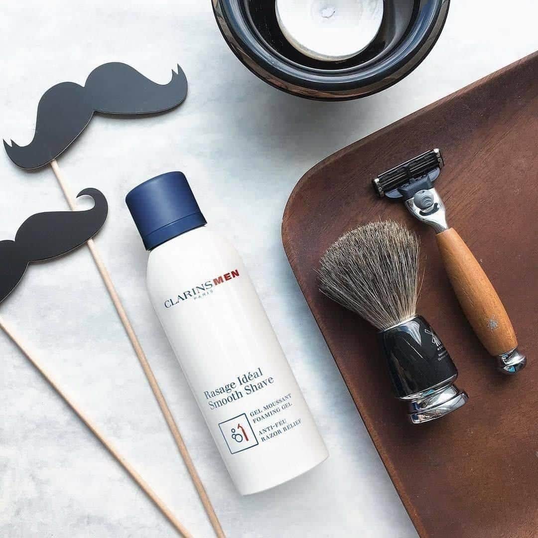 Clarins Méxicoさんのインスタグラム写真 - (Clarins MéxicoInstagram)「He is the king!👨🏻👑 Consiénte a papá cuando realice su afeitado diario con ClarinsMen Smooth Shave. 🤩Este gel sin alcohol se transforma en una espuma que levanta y ablanda el pelo para un afeitado perfecto. Está enriquecido con extracto de grindelia, que suaviza y previene las irritaciones. 👏🏻¡Será un gran regalo para papá! 🎁 Cómpralo en el link de la bio. . . . . #naturalskincare #men #fathersdaygifts #fathersday  #skincare #beauty #natural #naturalbeauty #healthyskin #selfcare #veganskincare #organicbeauty #skincaretips #skincareproducts #beautycare #essentialoils #instabeauty」6月21日 12時00分 - clarinsmx