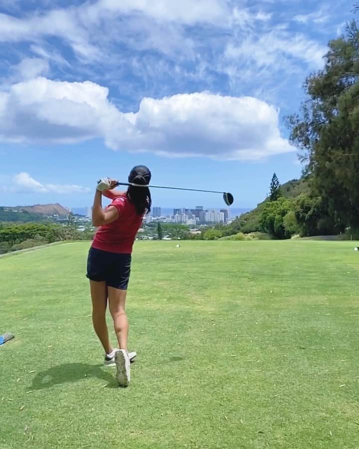ケーシー・コモトのインスタグラム：「Been getting in lots of🏌🏻‍♀️and lots of ☀️ while I wait for tournaments to start back up again! It definitely helps to have views like this one! 😍  Very thankful to have support from FT entertainment during these times! Check out their Instagram to see bits about me and the other players they manage! ✨ ~~~~~~~~~~~~~~~~~~~~~~~~~~~~~~~~~~~~~~~~~~ 皆さん、アロハ！🌺 お元気ですか？ トーナメントが始まるまでの期間私はハワイでたくさんゴルフをしています。 ラウンドをしながらホノルルの街の景色は素晴らしいです。  私がまだハワイに居るのですが、そんな中でも事務所のFTエンターテインメントからは沢山サポートをして頂いています。とても感謝しています！ マネジメント契約をしているFTエンタテインメントの公式Instagramです!  @f.t.entertainment_official  私や他のプロの方の情報など、いろいろ紹介されています！🏌🏻‍♀️⛳️ よろしければご覧ください！フォローもおねがいします 🙇🏻‍♀️ • • • #ゴルフ #女子プロゴルファー #プロゴルファー  #チャンピオンゴルフ #championgolf #paramountbed #長寿の里 #alohastandard #masdagolf #ハワイ #ハワイゴルフ」