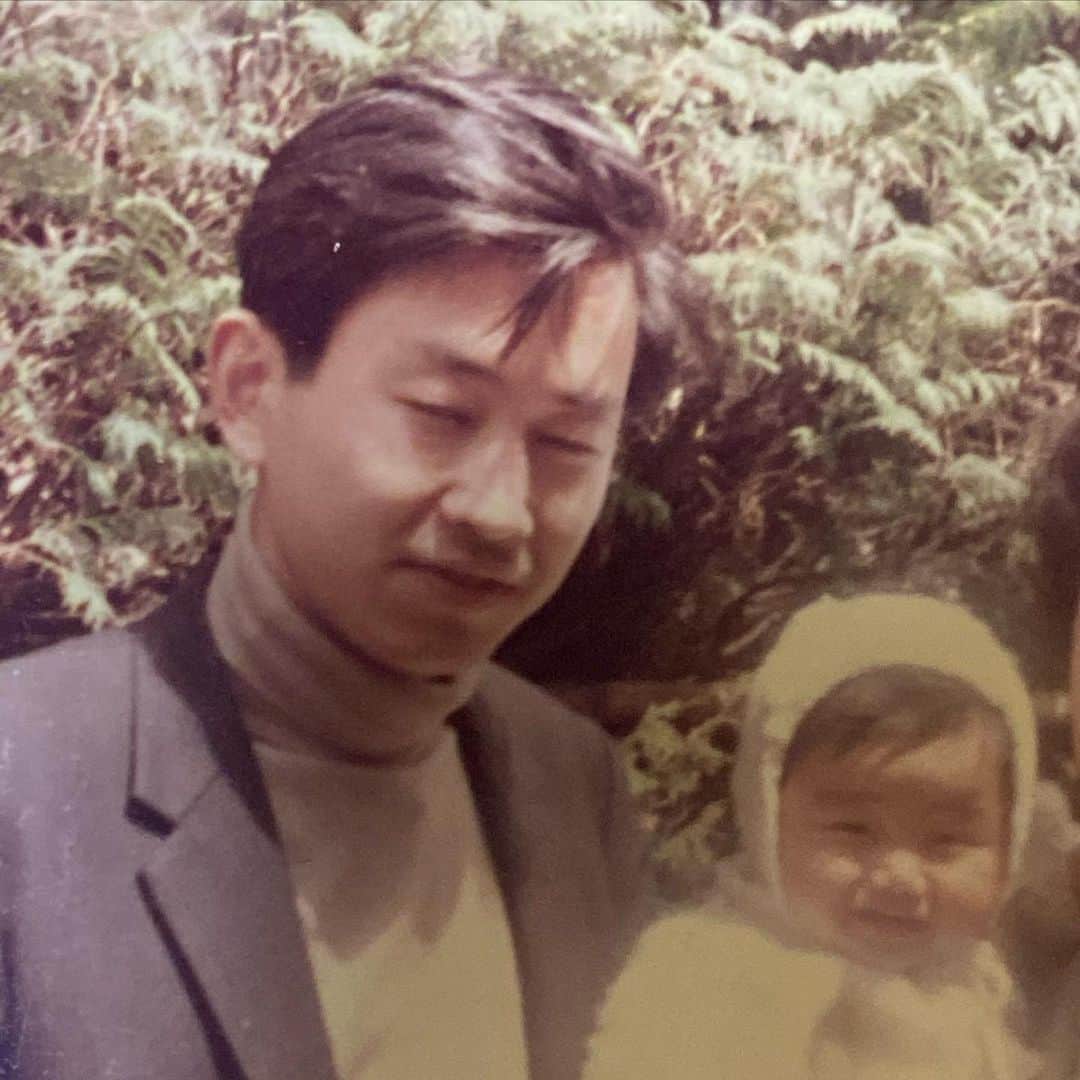 のインスタグラム：「父の日。 おチビ、アタイ。 日差しが眩しい日だったんですね。 😁」