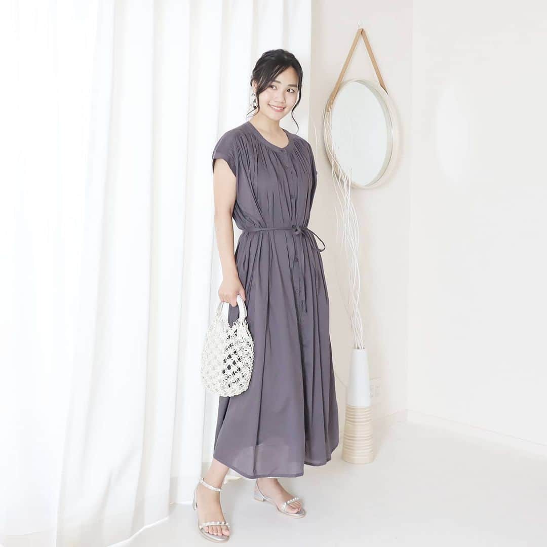 Eri Satoのインスタグラム：「gray×silver×whiteコーデ · one-piece: @rectangle_official  shoes: @randa_pic pierce: @joueri · @rectangle_official の #ギャザーシャツワンピース その名の通りギャザーたっぷりで高見え✨ ウエストの紐を結んだり垂らしたりして シルエットを変えられるよ☺️ · 薄手だから涼しい😋 なおかつ生地が2枚重ねなので透けにくいの👌 zozotownで1000円OFFクーポン出てるからチェックしてみてね✨ · #rectangle_official#rectangle_code#rectangle#レクタングル#ワンピース#高身長コーデ#ママコーデ#カジュアルコーデ#ワンピースコーデ #夏コーデ#fashion#ootd#outfit#code#coordinate#style#ファッション#コーディネート#コーデ#プチプラ#プチプラコーデ#シンプルコーデ#mamagirl#locari#partegram#カジュアル#お洒落さんと繋がりたい」