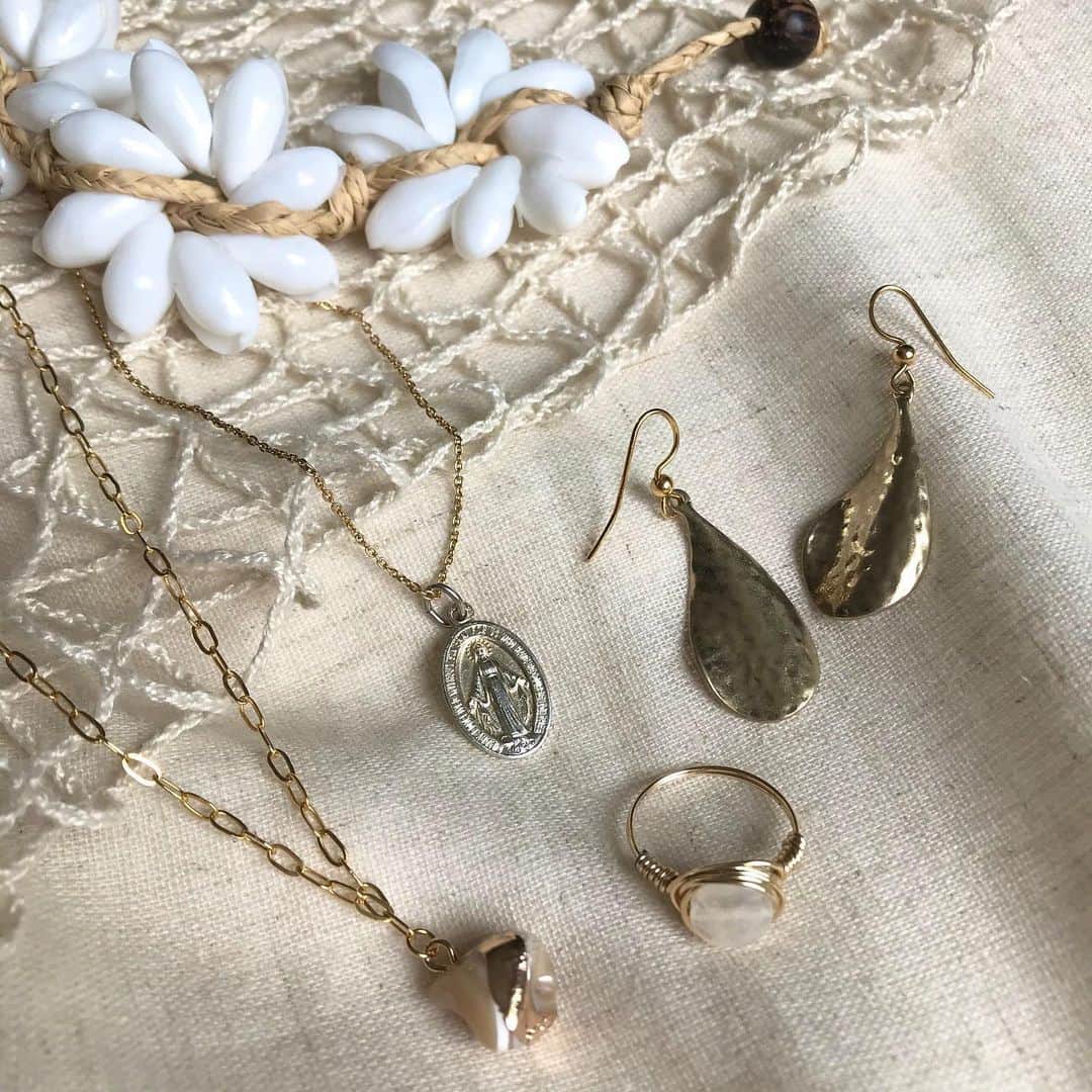 BOX CHARM Industryのインスタグラム：「ゴールドアクセサリー👑 . シェルやゴールドカラーの夏らしいアクセサリーパーツたくさん揃ってます！ . #boxcharmindustry #boxcharm #handmade #accessory #necklace #handmadeaccessory  #accessory #earrings #shell #ボックスチャームインダストリー #ボックスチャーム #ハンドメイド #アクセ #ハンドメイドアクセサリー #necklace #オンラインストアで販売中 #50パーセントオフ #オープン記念 #チャーム #ネックレス #シンプル #シンプルアクセサリー #14金 #14金ゴールドフィルド #ゴールドフィールド #シェル #ゴールドアクセサリー #夏 #メダイ#リング #指輪 #ピアス」