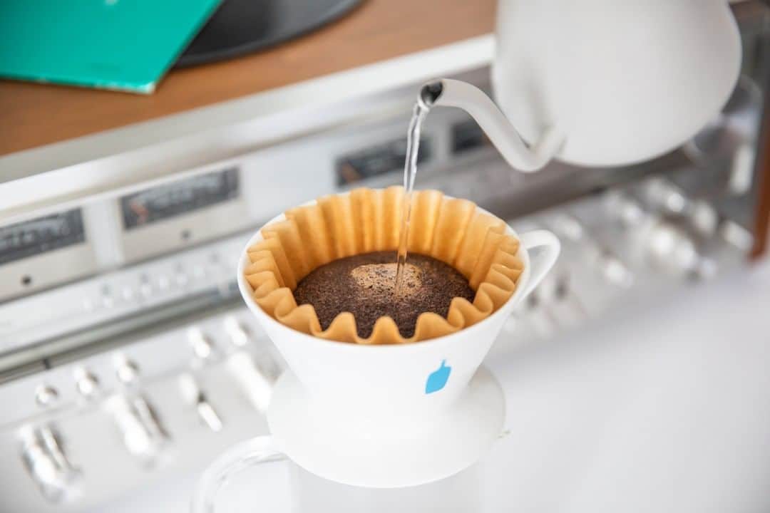 のインスタグラム：「⁠ ご自宅でおいしいコーヒーの淹れ方を学ぶ、ドリップクラスをオンラインで開催いたします。 普段は、バリスタがカフェで開催し、ご好評をいただいているイベントですが、今回は、初の試みとして、オンラインでの開催を企画しました。⁠ ⁠ まず最初に企画したこのオンラインクラスは、通常のリアルイベントと同様、ブルーボトルコーヒーのオリジナルドリッパーを使った、ドリップコーヒーのクラスです。 ドリップコーヒーの淹れ方はもちろん抽出理論や、ドリップコーヒーに関する基礎知識についてもお話いたします。⁠ ⁠ コーヒーがお好きな方、これまでお店に足を運べなかった方、今、何か新しいことにチャレンジしてみたい方、復習をしたい方など、どんな方でも、ぜひご参加ください。⁠ ⁠ ⁠⁠＊オンライン ドリップクラスは、イベントページ [Peatix] よりWEBでお申し込みいただけます。⁠ ⁠ [ Peatix ]⁠ ⁠https://bluebottle.peatix.com⁠⁠ ⁠  #ブルーボトルコーヒー⁠ #ブルーボトルオンラインセミナー⁠ #BlueBottleCoffee⁠」