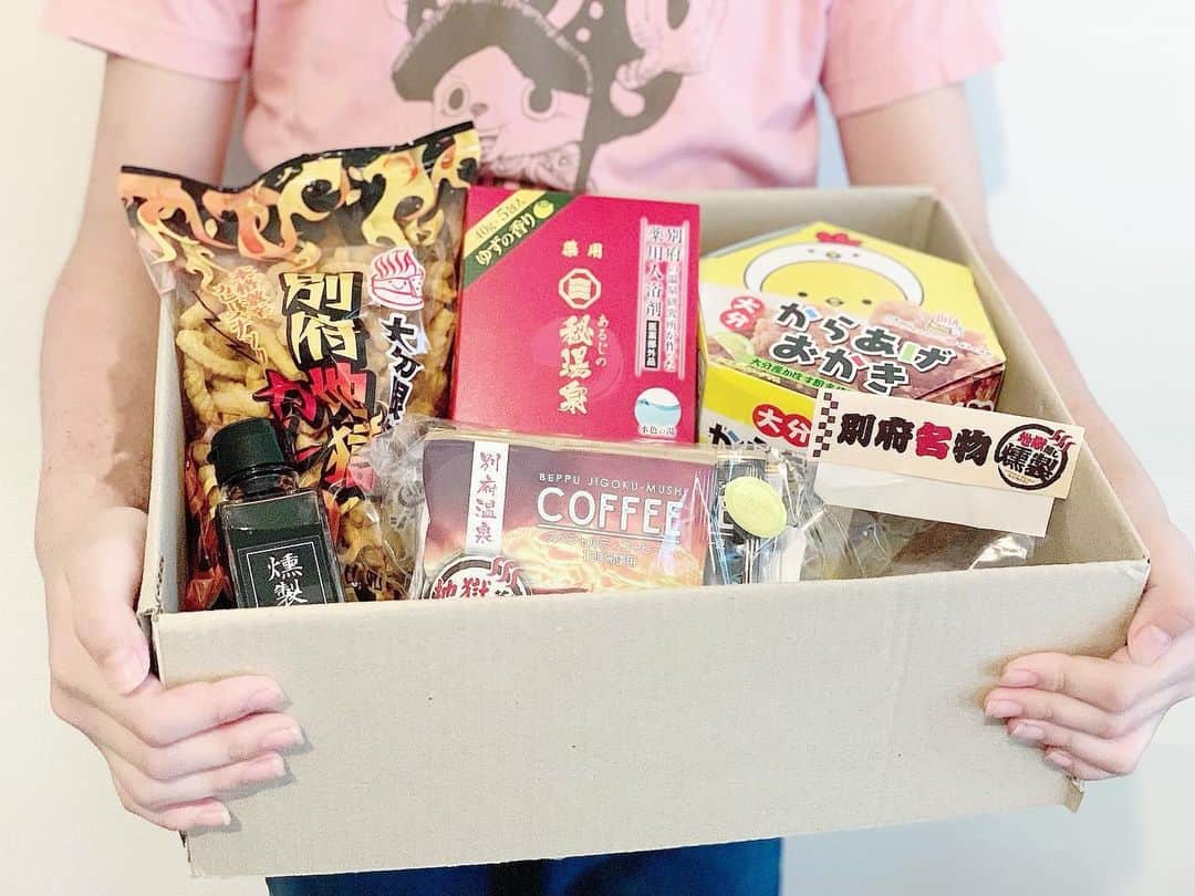 星読みプリンセス・エリ様さんのインスタグラム写真 - (星読みプリンセス・エリ様Instagram)「お取り寄せで復興支援が出来ちゃう🎁🙌﻿ ﻿ 大分県の企業を救おう！ということで﻿ 名産品が詰まったBoxをお取り寄せしたよ☺️﻿ ﻿ ﻿ 大分県の魅力がギュッと詰まった大分応援名産品ギフト✨✨﻿ ﻿ ・大分からあげおかき﻿ ・薫製醤油﻿ ・薫製ミックスナッツ﻿ ・地獄蒸しコーヒー﻿ ・別府地獄カレースナック﻿ ・別府温泉入浴剤﻿ ﻿ 何が来るかはお楽しみなんだって♡﻿ お家で簡単に支援できるっていいよね！﻿ ﻿ 別府地獄カレースナックが、激辛で美味しかったー🤣🔥﻿ 入浴剤も自宅で別府温泉が楽しめて嬉しい🛀﻿ ﻿ ﻿ 有楽町にある大分温泉座の店頭でも購入﻿できるみたい♡﻿ しかも足湯もあるんだってー♨️！今度行ってみよう🙌﻿ ﻿ ﻿ @oita.onsenza_official﻿ ﻿ #おおいた温泉座 #大分グルメ #お取り寄せ﻿ #アンテナショップ #大分県を盛り上げよう ﻿ #pr #コラボベース #地獄蒸し#別府温泉」6月21日 12時23分 - eri.princessmind