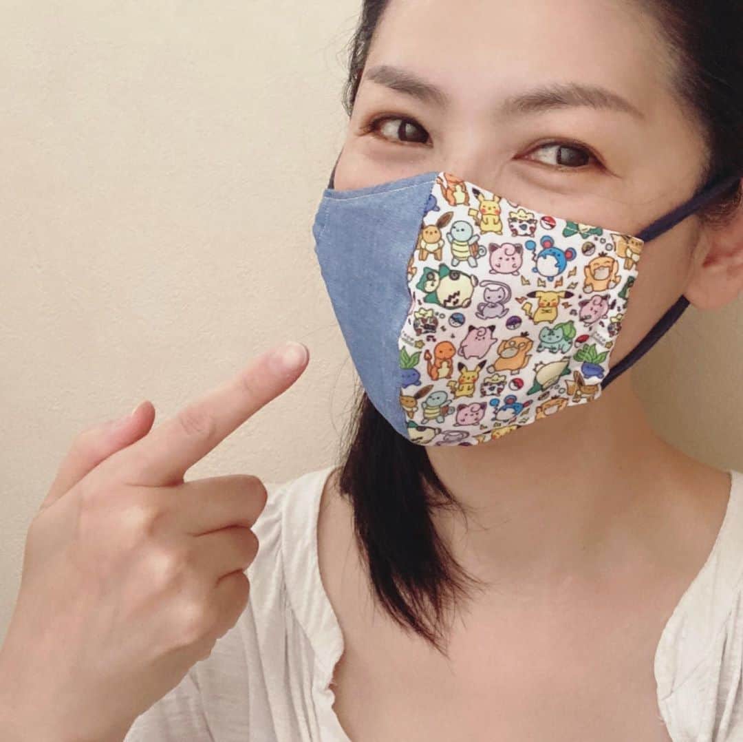 睦のインスタグラム：「ディズニーリゾートの 年パスお仲間からの 手作りマスク・シリーズ。  なんと今回は、 ポケットモンスター😆  しかも。  肌に付く面は、 ユニクロのエアリズムで 作ってくれたんですっ。  すごいっ。  これで、ポケ活 がんばれますっ。  気持ちの免疫も あげてもらいつつ。  うつさないように、 うつらないように。  また一緒に インパできる日を 楽しみに。  今度、インパした時 ポケGO散歩を 兼ねられます😘  大切に、 使わせてもらいます。  ありがとう。  #ポケットモンスター  #pocketmonsters  #ポケモン  #ポケモンゴー  #ポケモンgo  #pokemon  #pokemongo  #ポケモンゴー散歩　 #ポケモンgo散歩　 #nintendo  #pikachu  #ピカチュー  #手作りマスク  #ハンドメイド　 #handmade  #友達　 #friends  #gift  #covid19  #マスク　 #mask  #ありがとう  #gift  #ssw  #作詞家  #artist  #lyricist  #model  #井上睦都実 #睦」