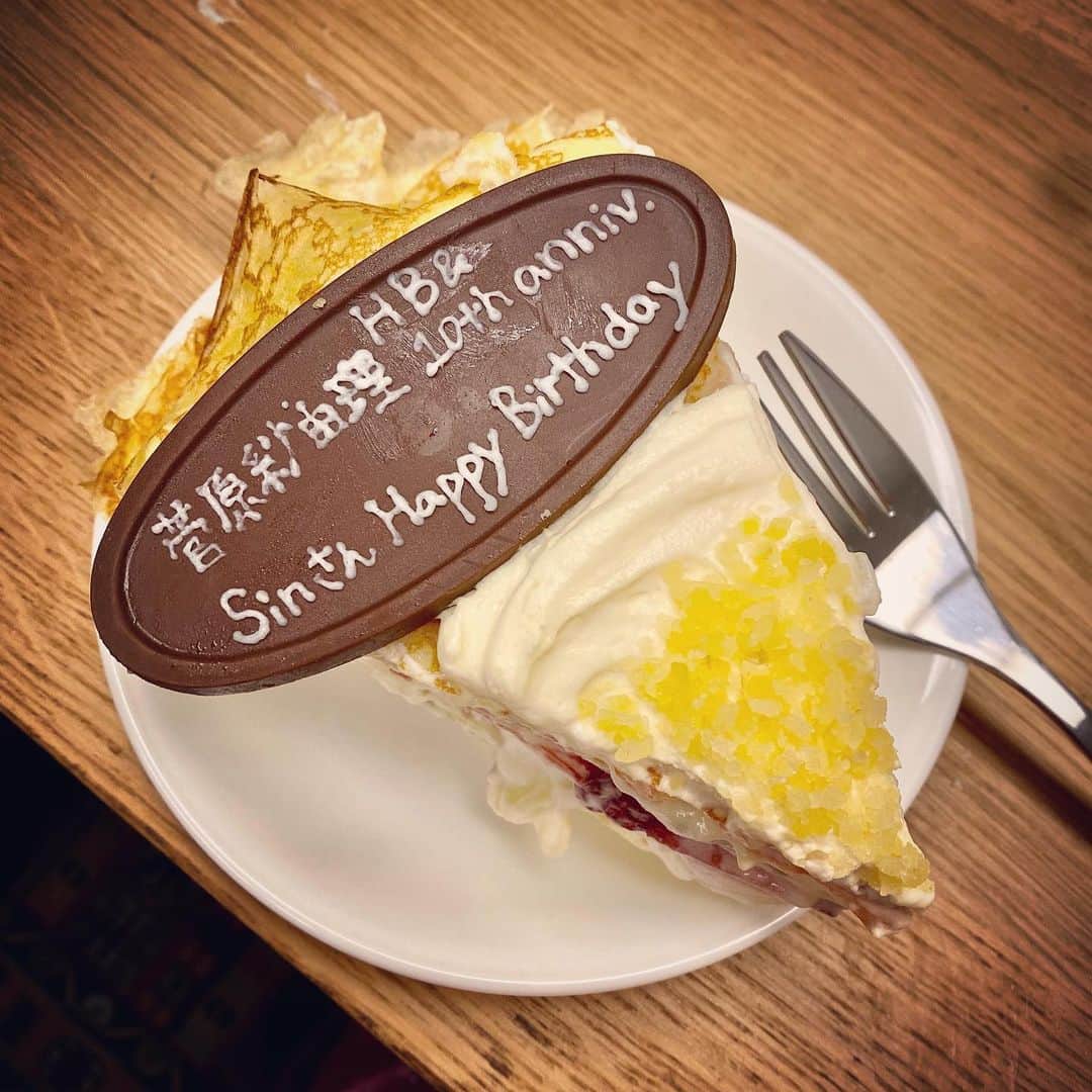 菅原紗由理のインスタグラム：「ちょっと早いサプライズを 企んでいたつもりが、 サプライズされる側の一人になった😂 Sinさんおめでとう〜〜 わたしも、おめでとう〜笑 えーえーえええーーーーー(嬉)  我和Staff本来想给钢琴家Sin老师惊喜， 但大家反而给了我惊喜。😂💓 Sin老师生日快乐~🎂 我也生日快乐~~🎂ww」