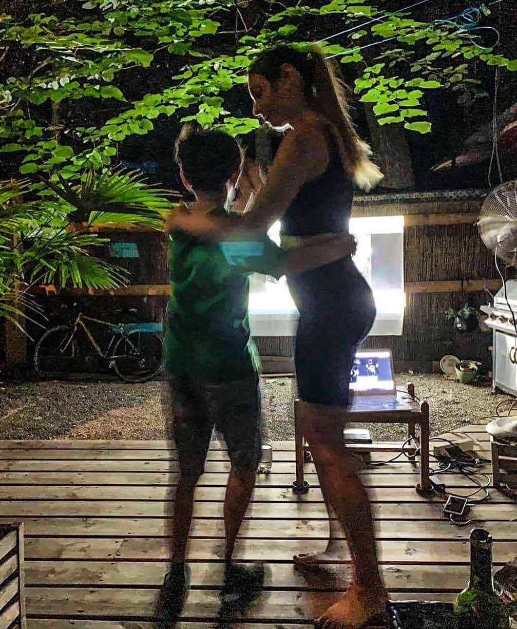ヴァレンティン・トーマスさんのインスタグラム写真 - (ヴァレンティン・トーマスInstagram)「An imperfect photo of a perfect night dancing with Zach #montrealsummernights #elmexicano」6月21日 12時33分 - valentinethomas